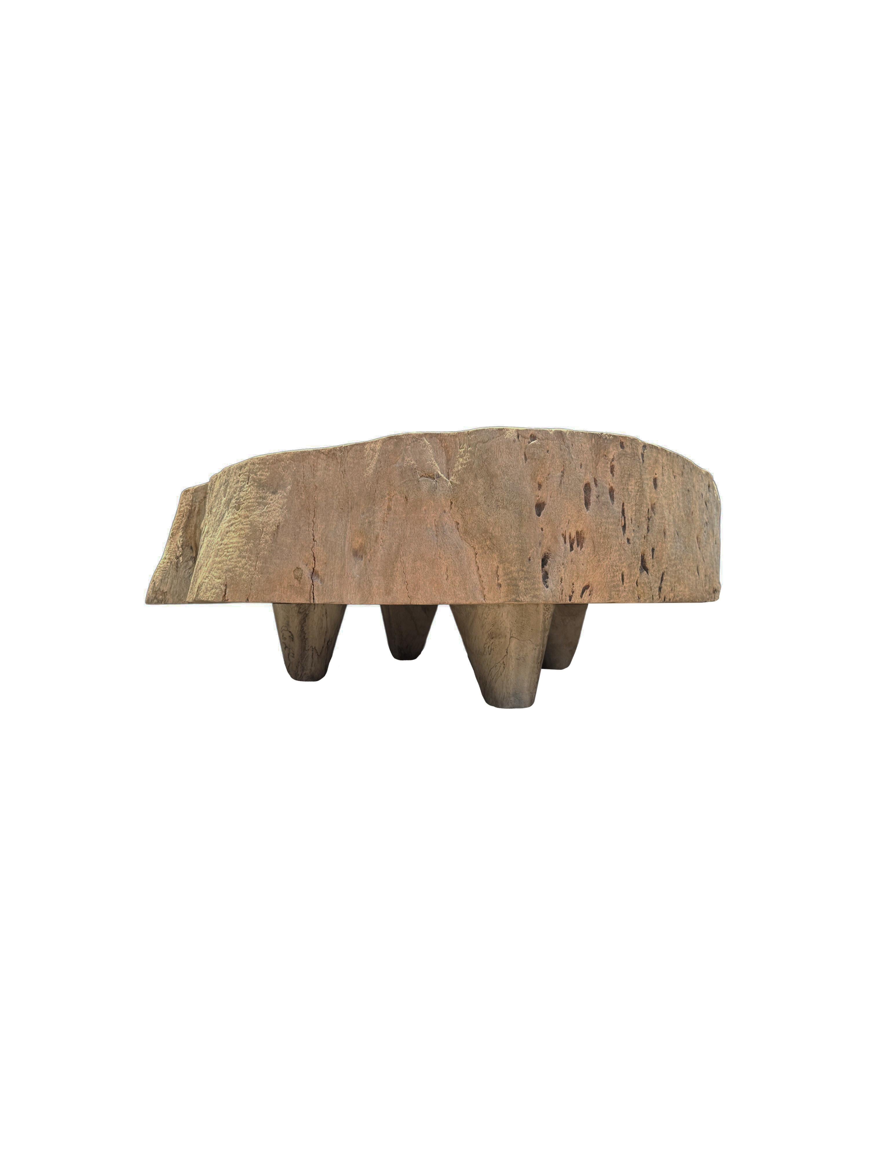 Organique Table d'appoint ronde en bois de Mango massif, organique moderne, textures de bois étonnantes en vente