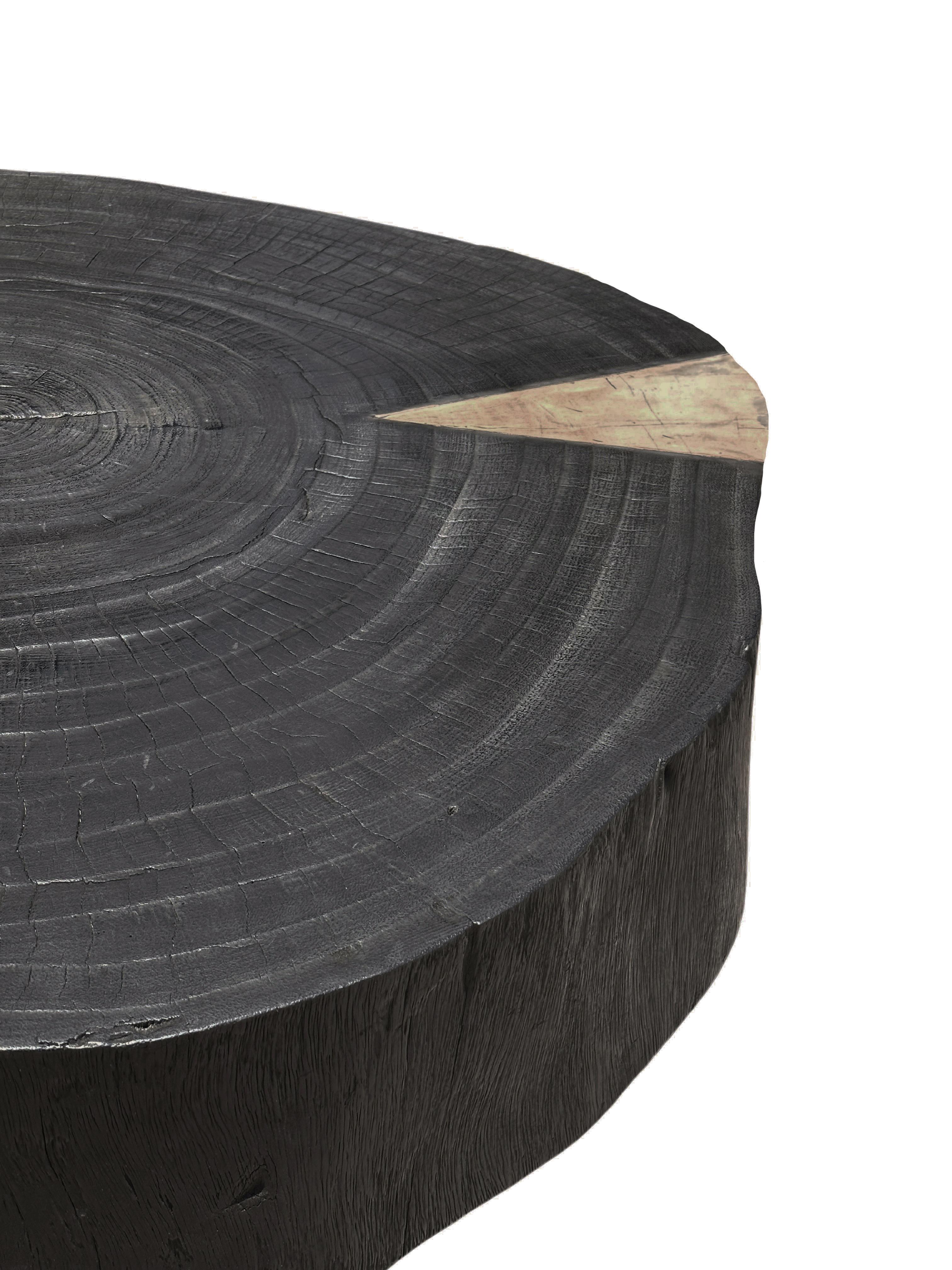 Indonesiano Tavolino rotondo in legno massiccio di mango, moderno e organico, con texture del legno sorprendenti in vendita