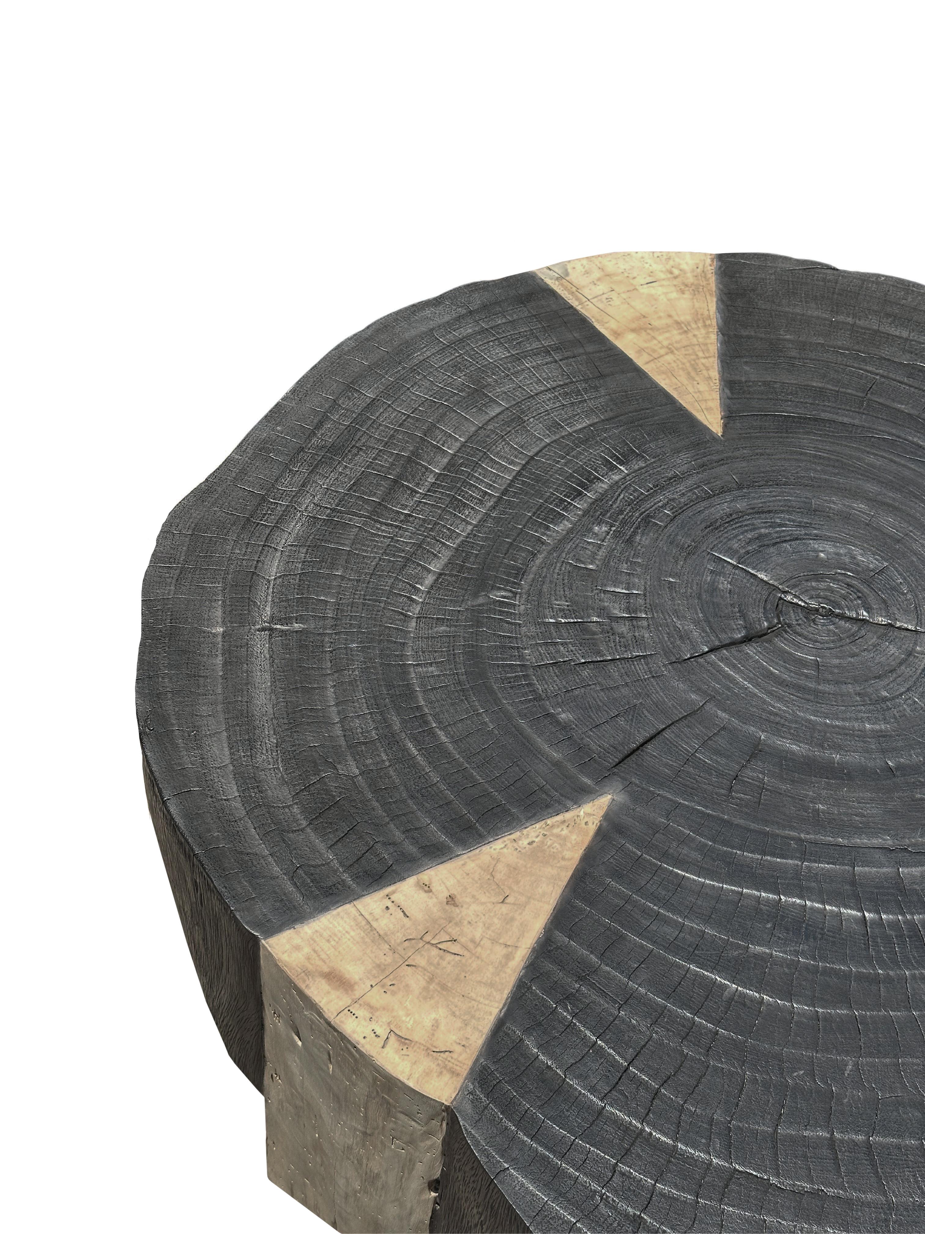 Fatto a mano Tavolino rotondo in legno massiccio di mango, moderno e organico, con texture del legno sorprendenti in vendita