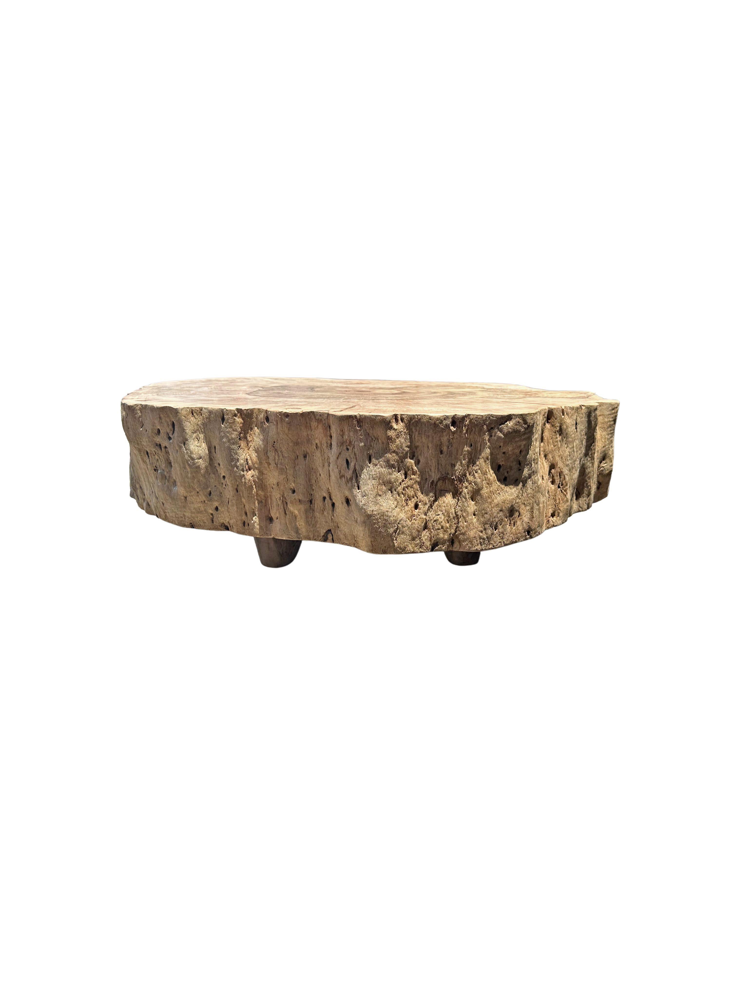 Fait main Table d'appoint ronde en bois de Mango massif, organique moderne, textures de bois étonnantes en vente
