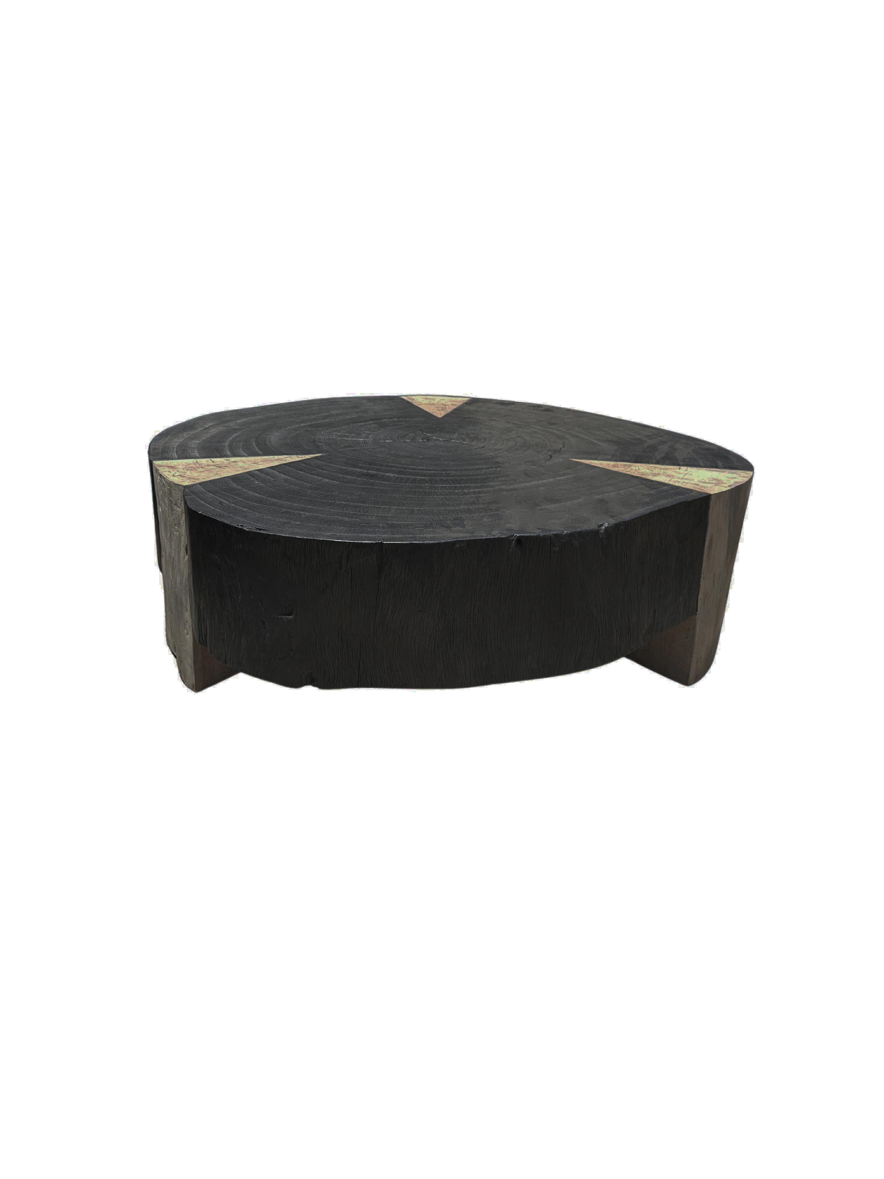 Tavolino rotondo in legno massiccio di mango, moderno e organico, con texture del legno sorprendenti In condizioni Nuovo in vendita a Jimbaran, Bali