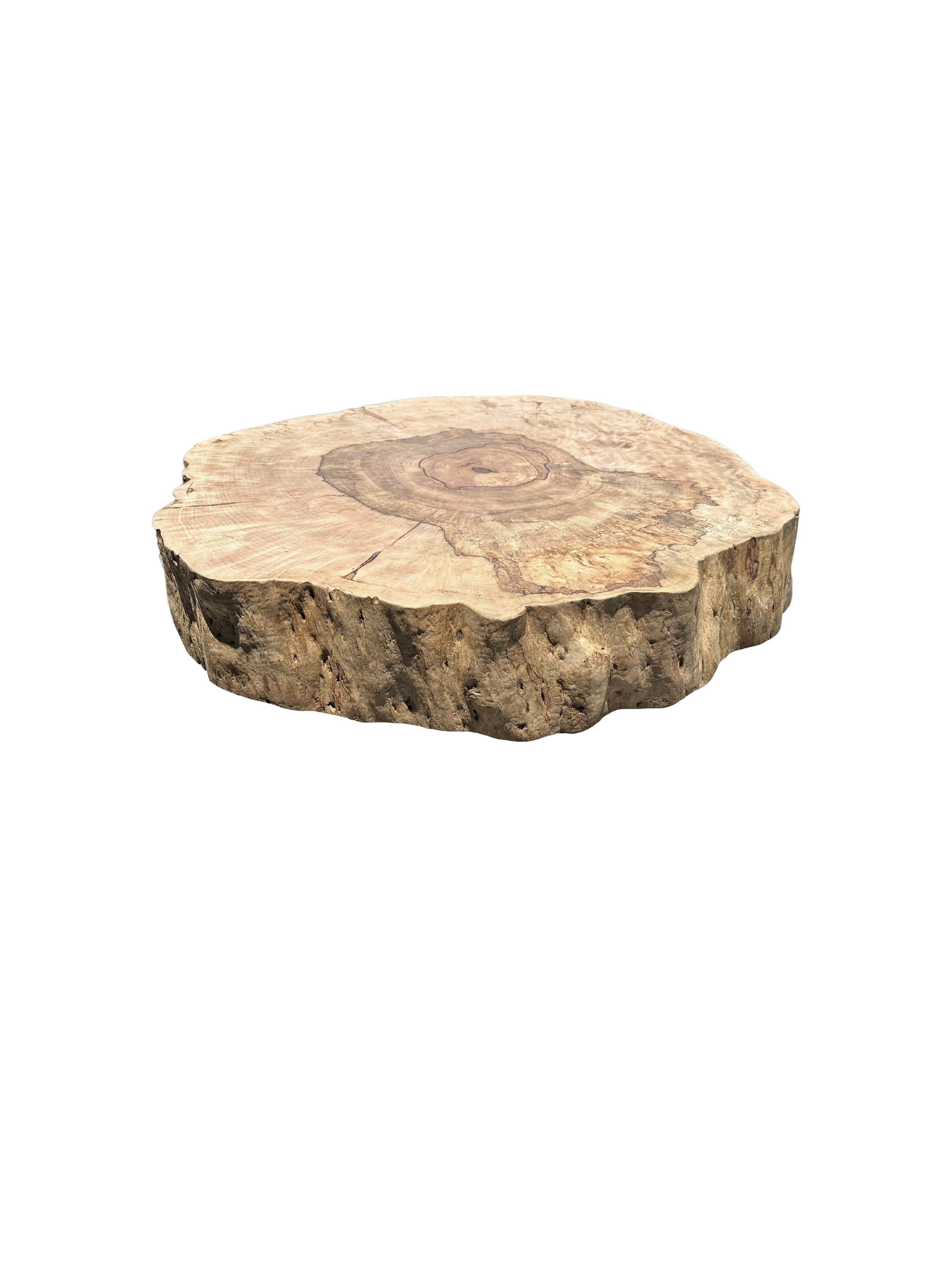 Table d'appoint ronde en bois de Mango massif, organique moderne, textures de bois étonnantes Neuf - En vente à Jimbaran, Bali