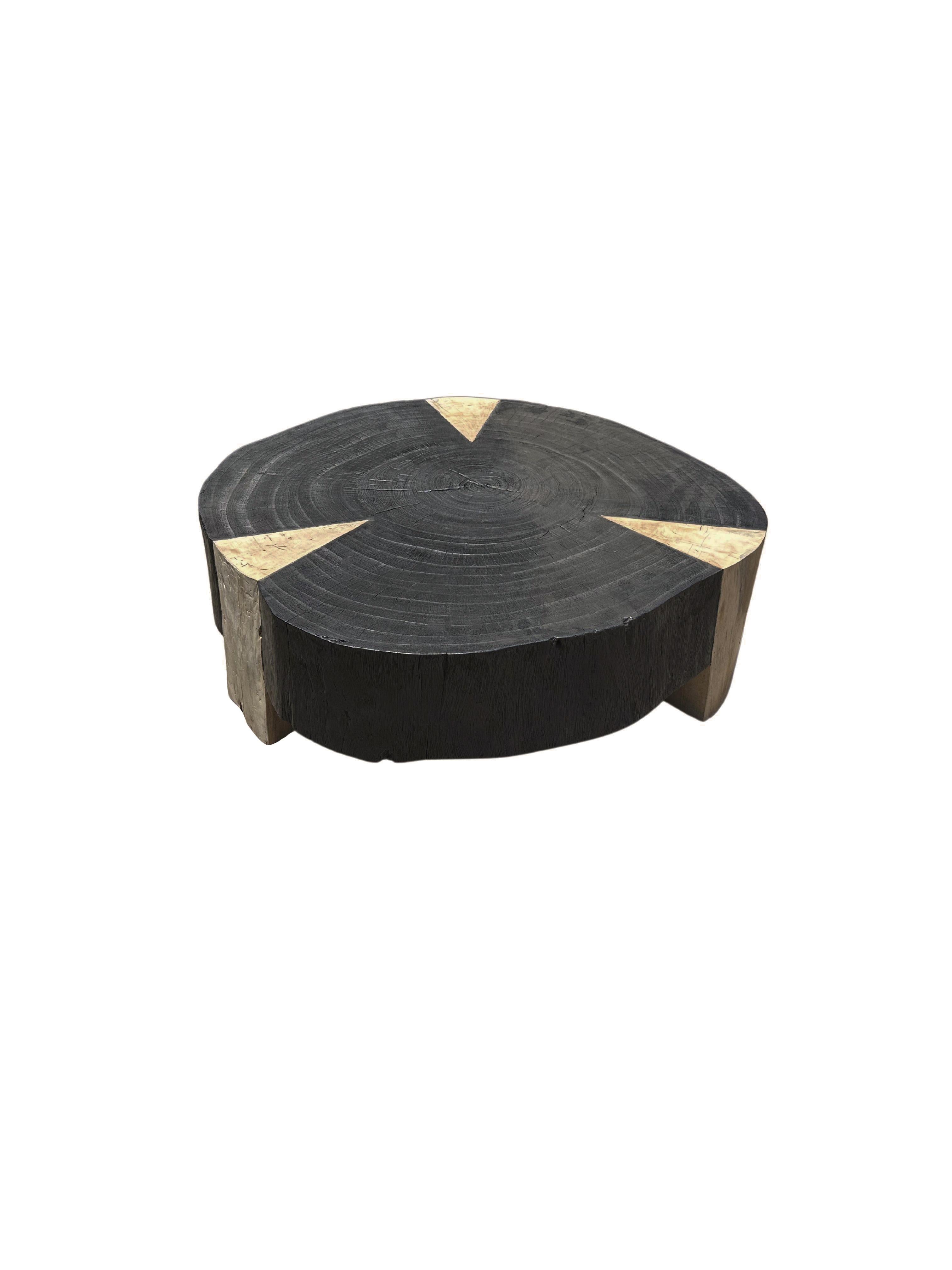 XXI secolo e contemporaneo Tavolino rotondo in legno massiccio di mango, moderno e organico, con texture del legno sorprendenti in vendita