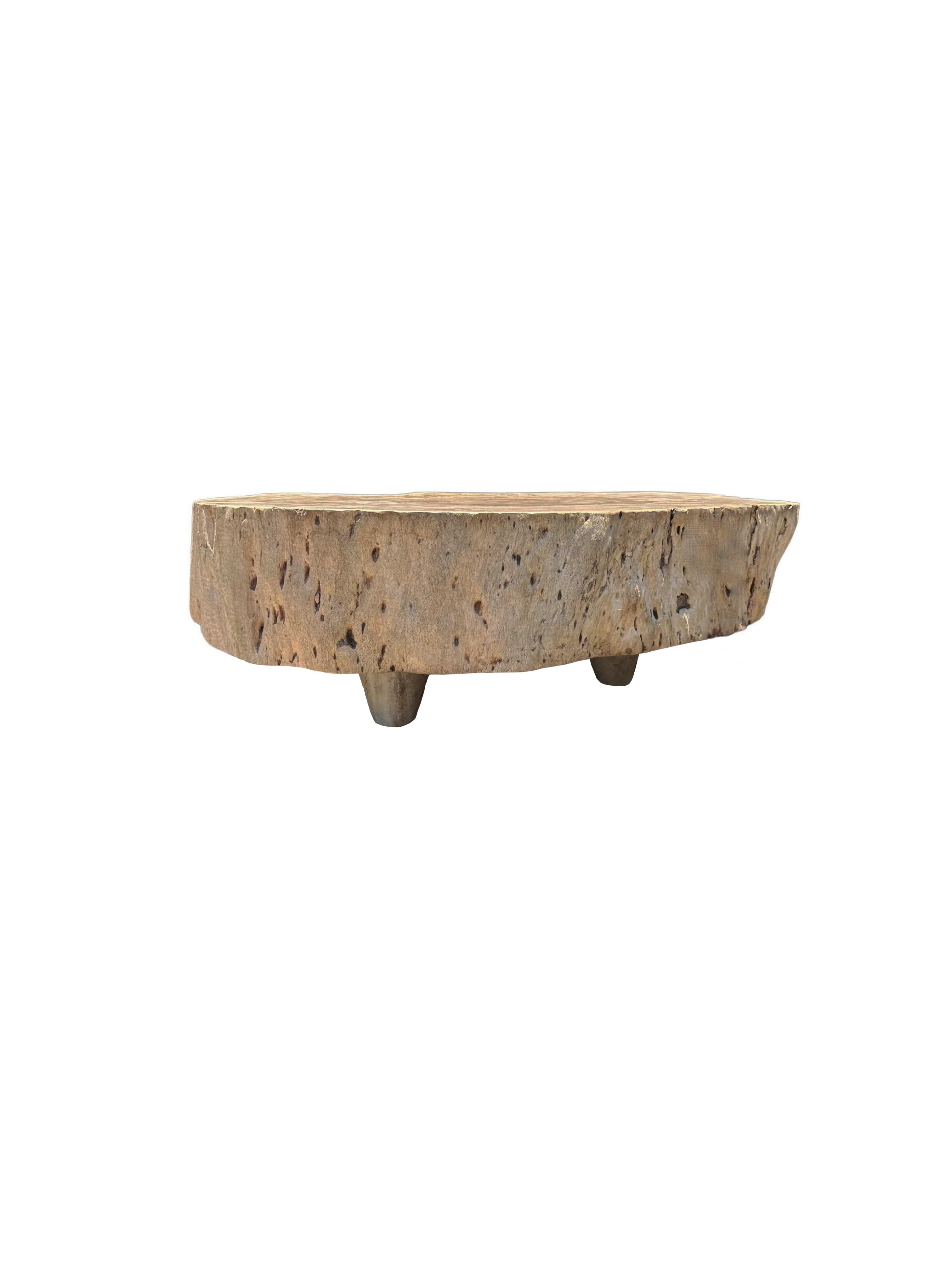 XXIe siècle et contemporain Table d'appoint ronde en bois de Mango massif, organique moderne, textures de bois étonnantes en vente
