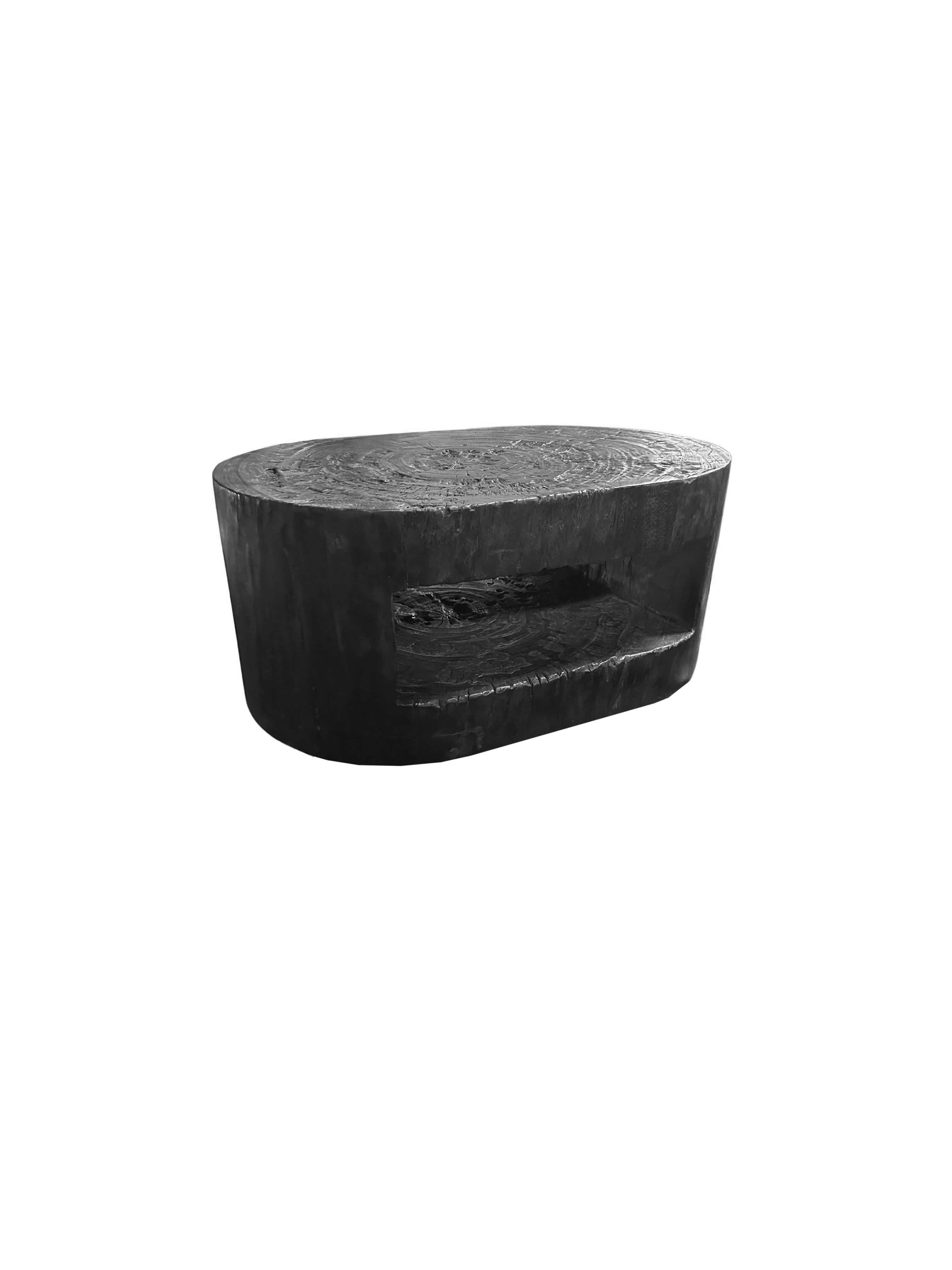 Mesa de Sofá Redonda de Madera Maciza de Mango, Moderna y Orgánica, Impresionantes Texturas de Madera, Quemada Indonesio en venta