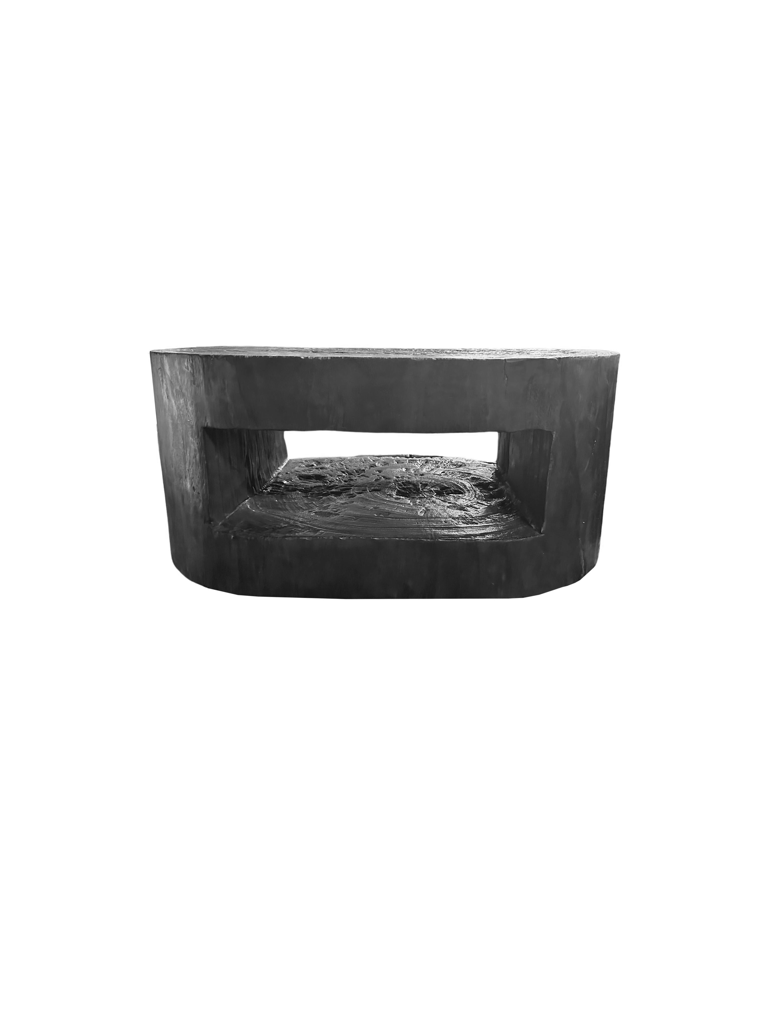 Mesa de Sofá Redonda de Madera Maciza de Mango, Moderna y Orgánica, Impresionantes Texturas de Madera, Quemada Hecho a mano en venta