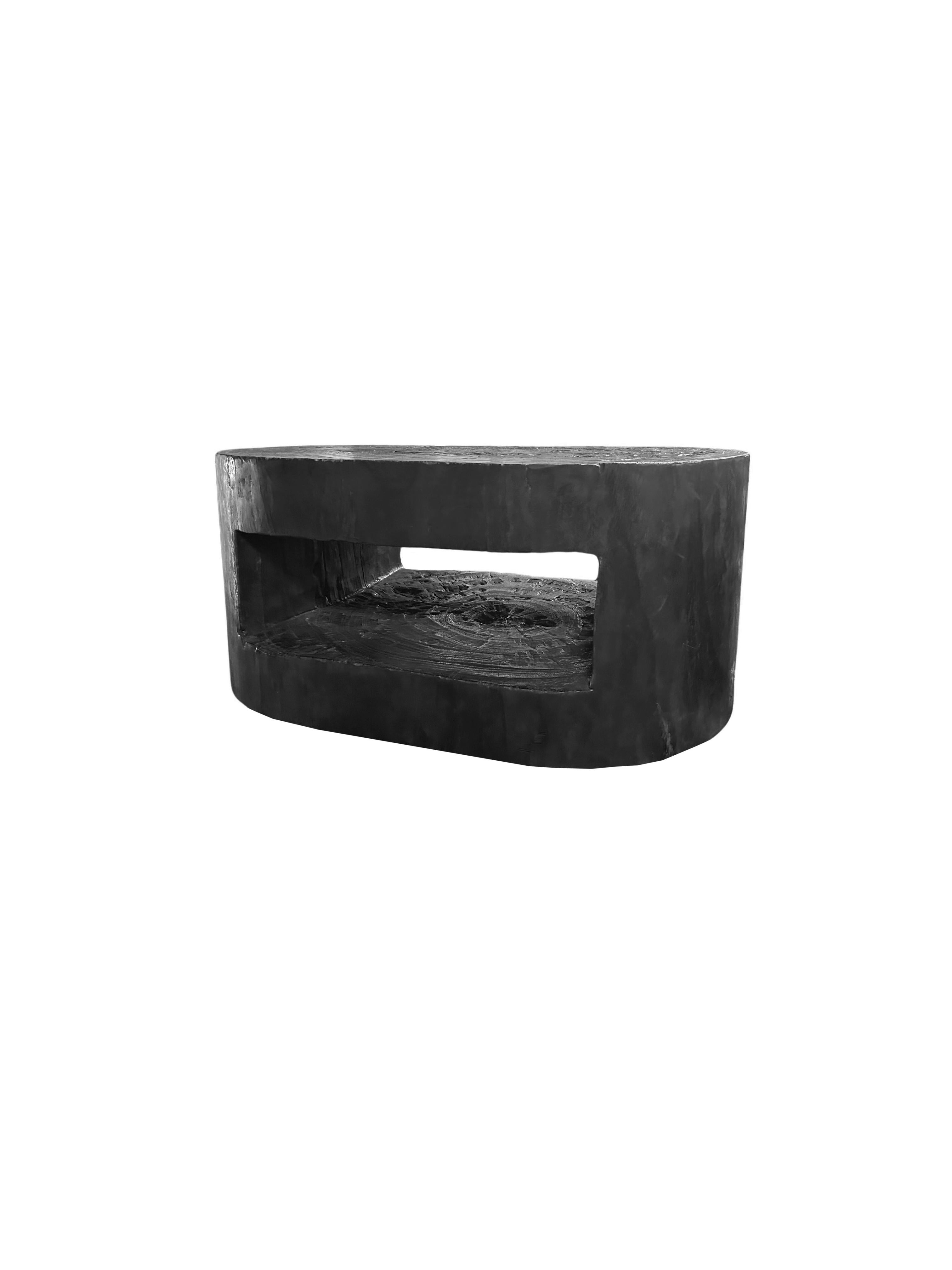 Mesa de Sofá Redonda de Madera Maciza de Mango, Moderna y Orgánica, Impresionantes Texturas de Madera, Quemada en Nuevo estado para la venta en Jimbaran, Bali