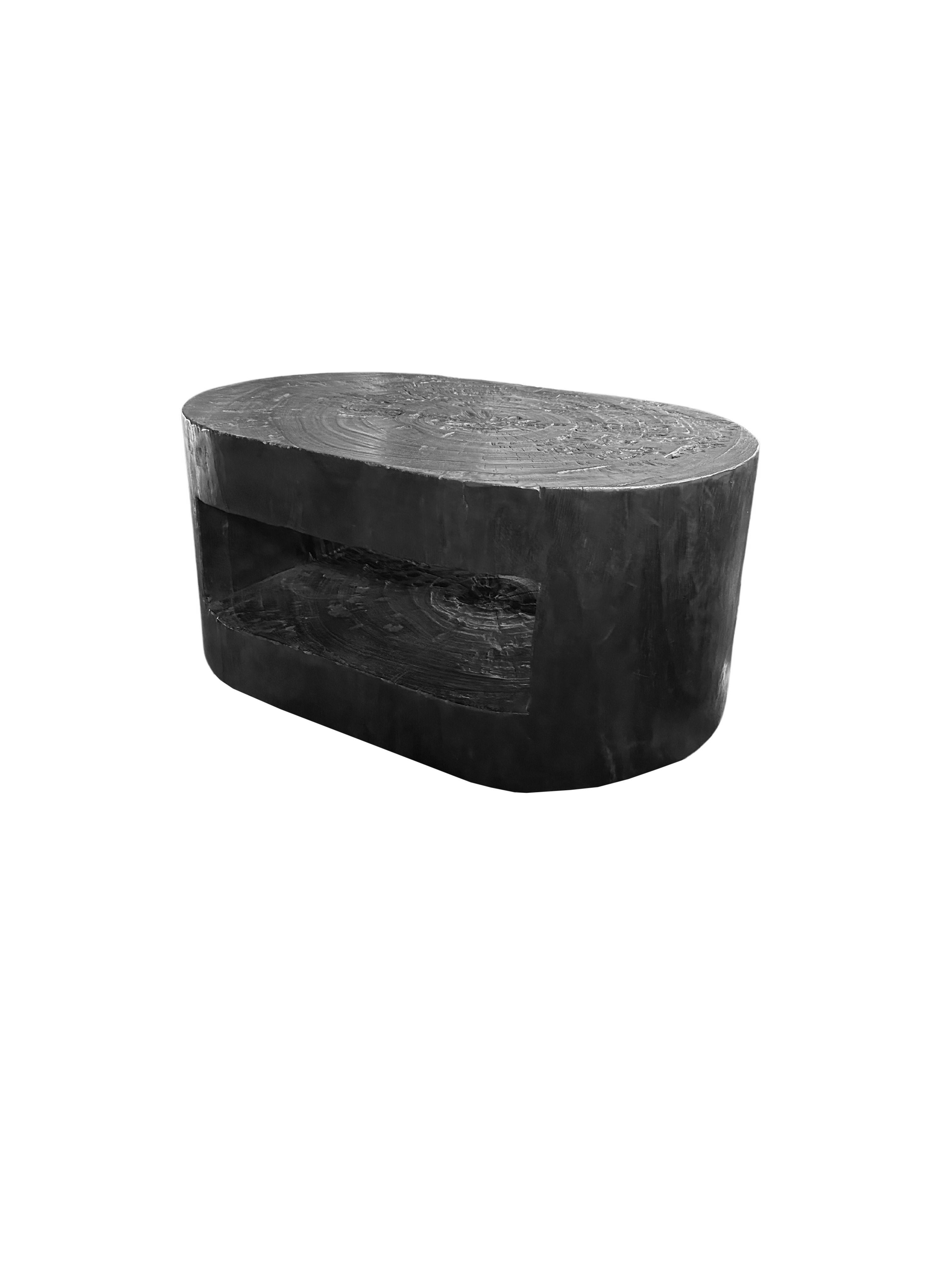 Mesa de Sofá Redonda de Madera Maciza de Mango, Moderna y Orgánica, Impresionantes Texturas de Madera, Quemada Siglo XXI y contemporáneo en venta