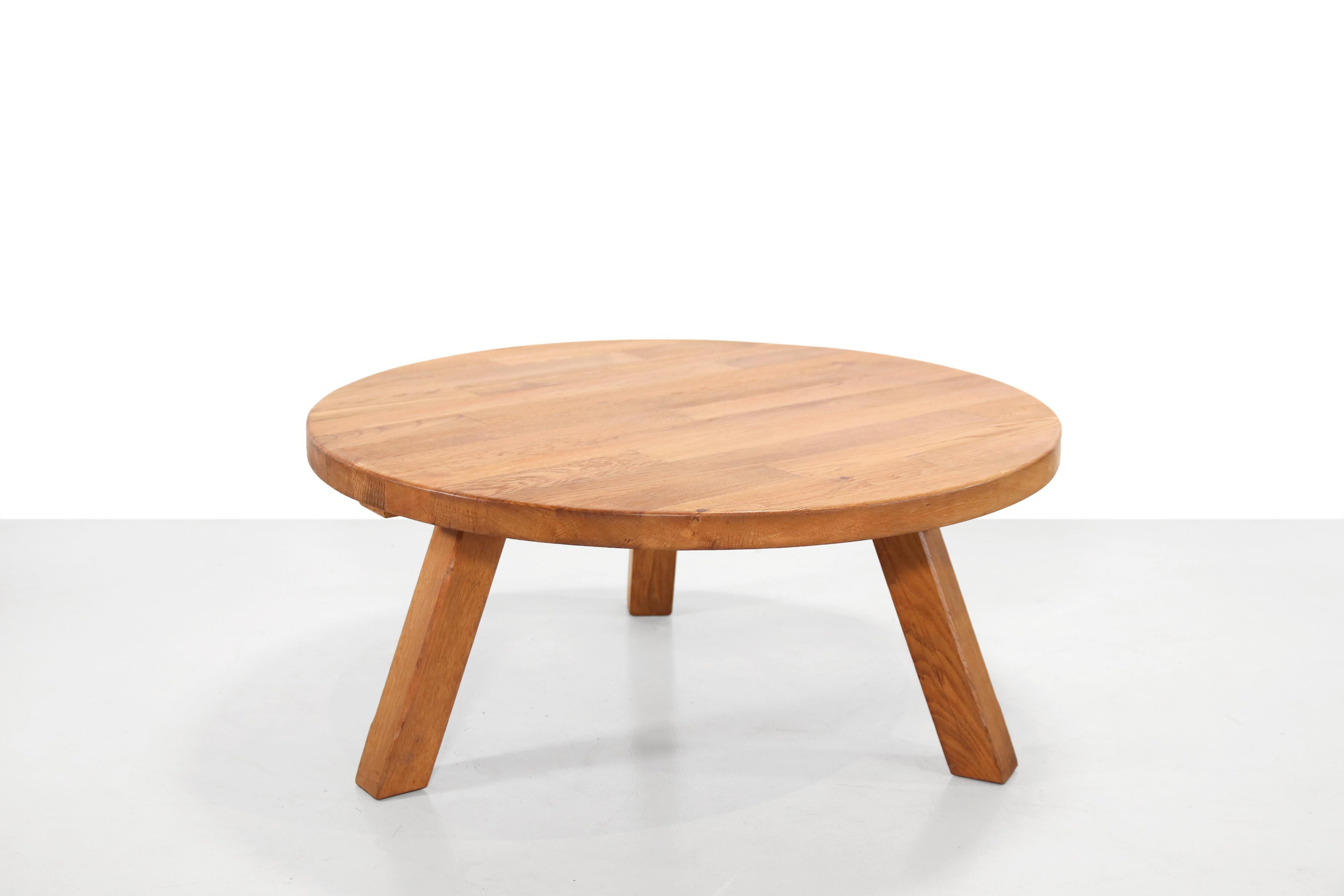 Brutalist round coffee table. Traditionally made from solid oak wood. The table stands on three legs and was made by Meubelfabriek Oisterwijk. This manufacturer is known for high-quality Dutch Craftmanship. The table has a diameter of 100 cm and is