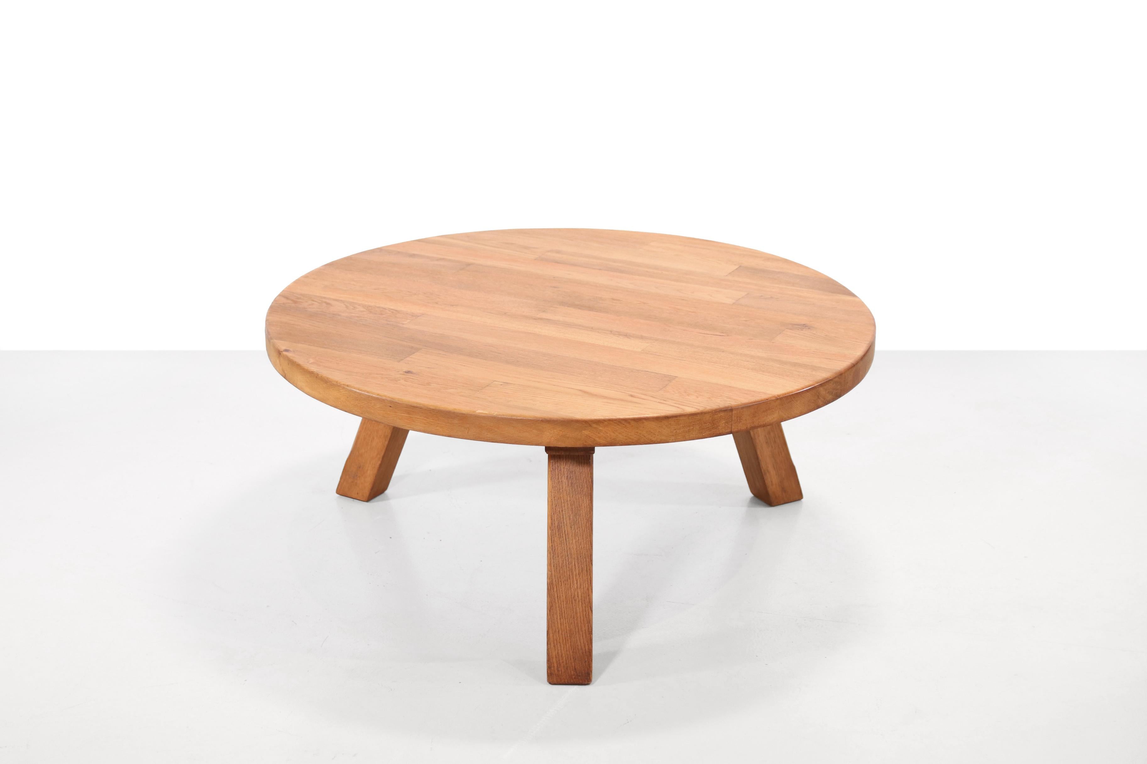 Round solid Oak Brutalist Artisan coffee table, 1970's In Good Condition For Sale In Amsterdam, Noord Holland