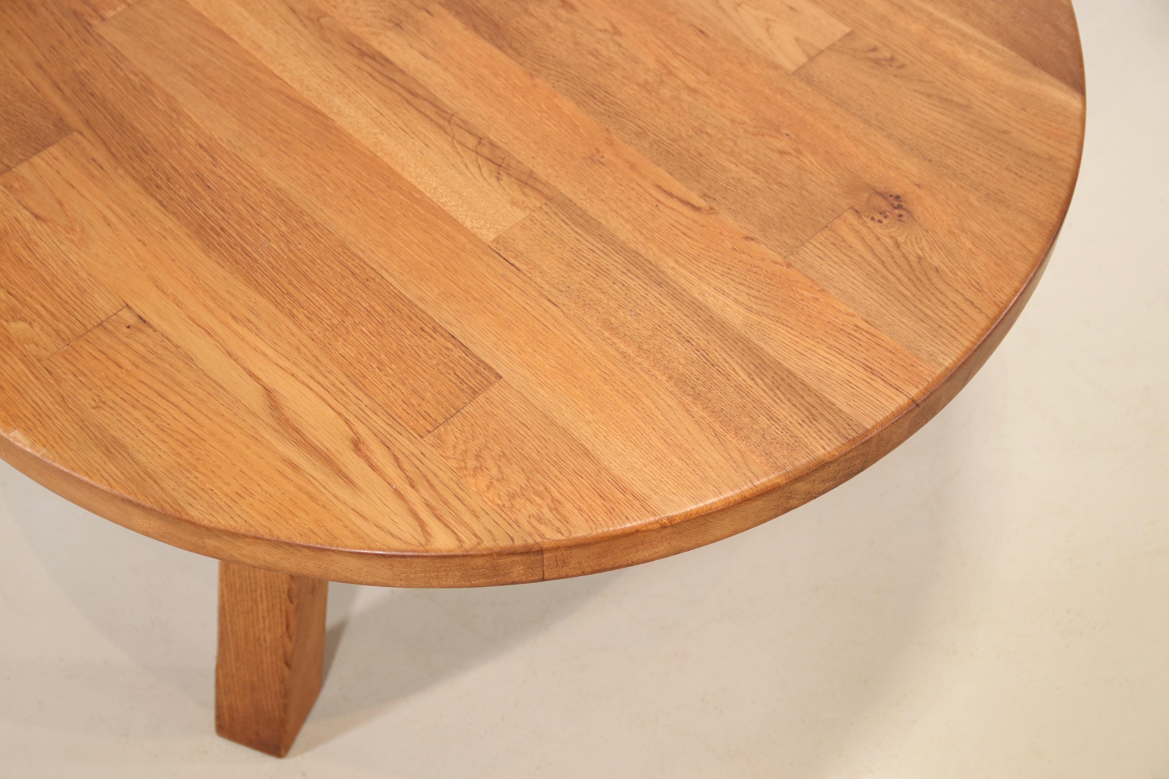 Round solid Oak Brutalist Artisan coffee table, 1970's For Sale 2