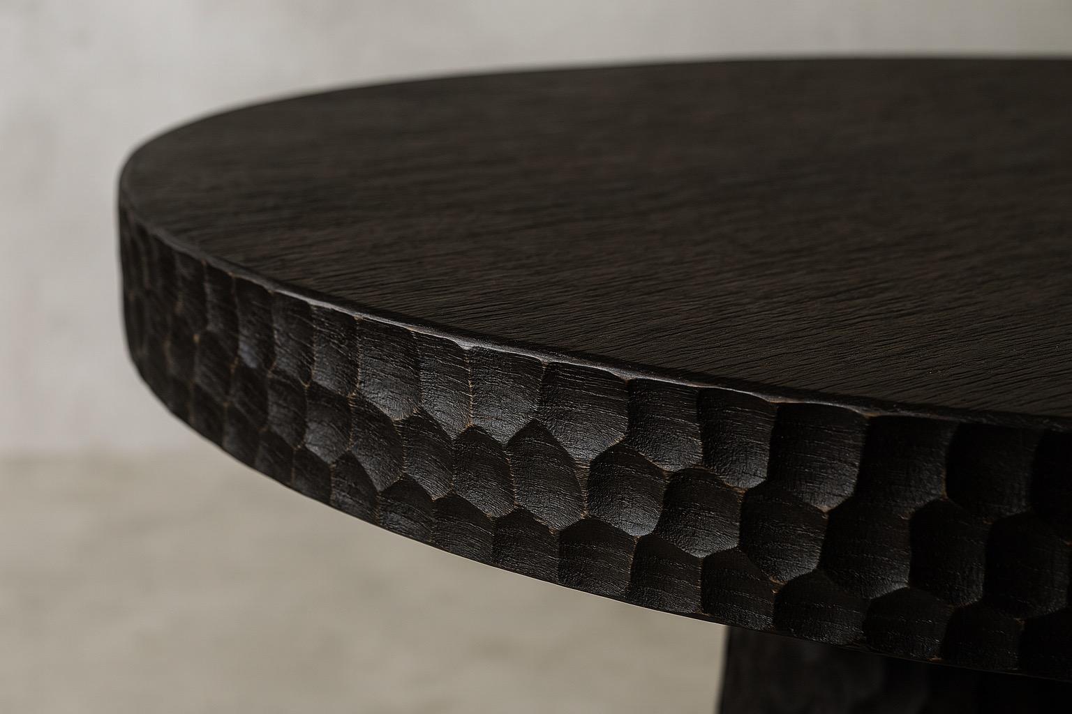Round Solid Oak Dining Table with Hand-Carved Texture in Black by Sergio Vulpe Moderno orgánico en venta