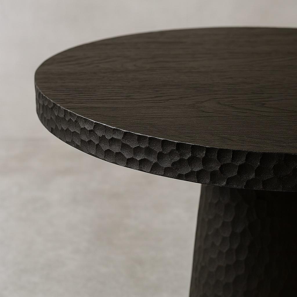 Round Solid Oak Dining Table with Hand-Carved Texture in Black by Sergio Vulpe Tallado a mano en venta