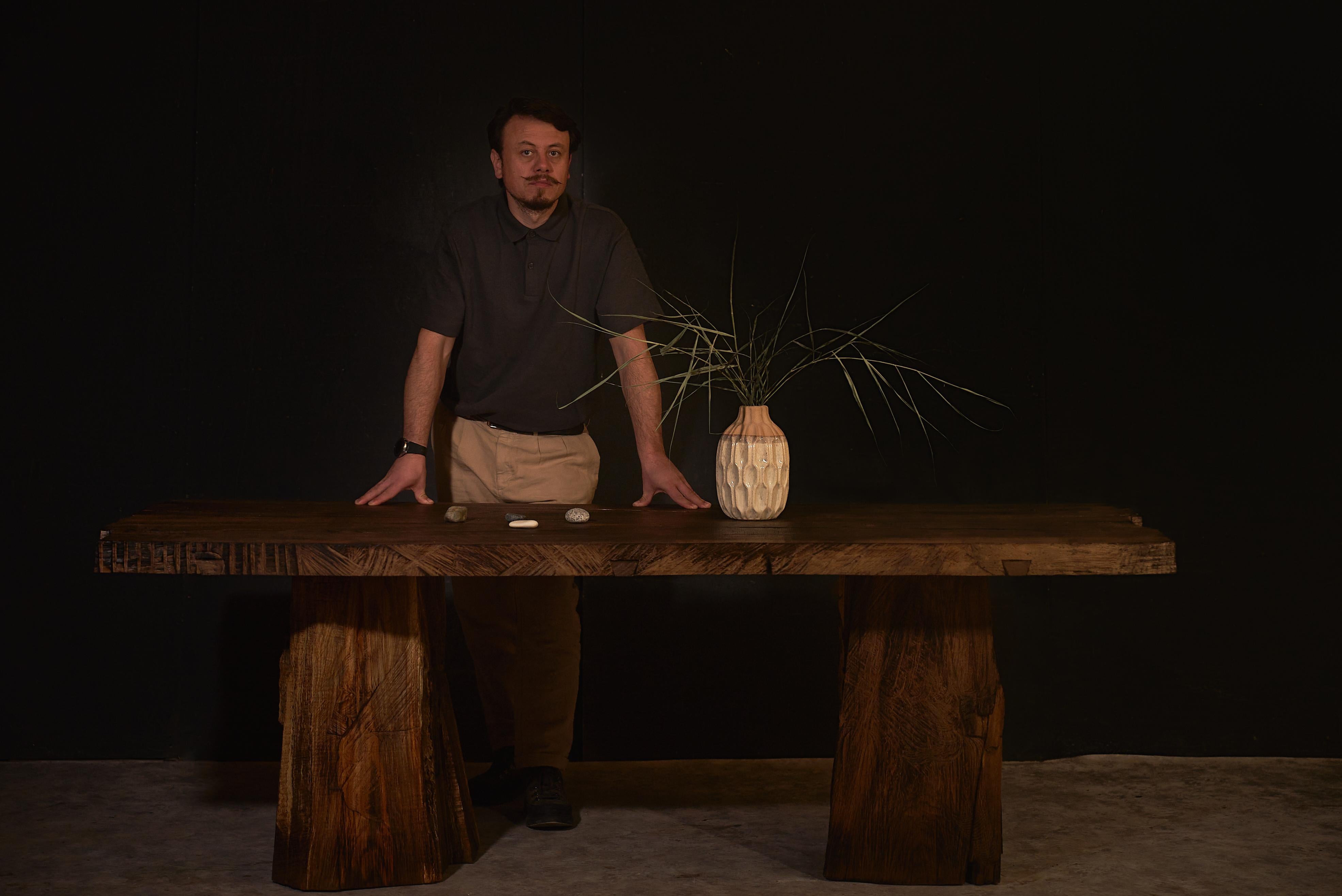 Round Solid Oak Dining Table with Hand-Carved Texture in Black by Sergio Vulpe en venta 1