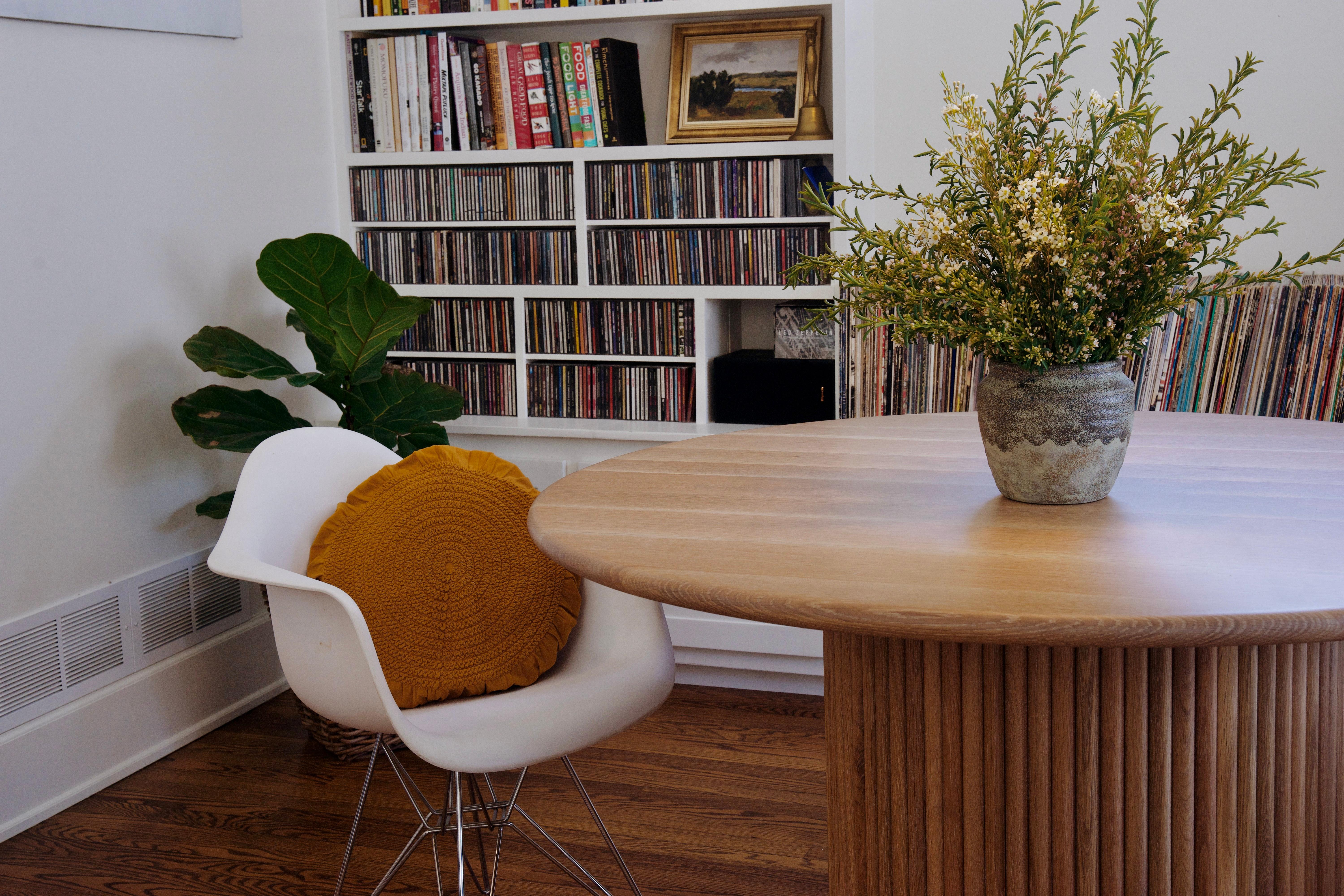 Cette table en chêne blanc massif est fabriquée à partir de bois provenant du Midwest et bénéficie d'une finition durable capable de résister aux rigueurs d'une maison, d'un bureau ou d'un chalet très fréquenté.

La base cylindrique est dotée d'un