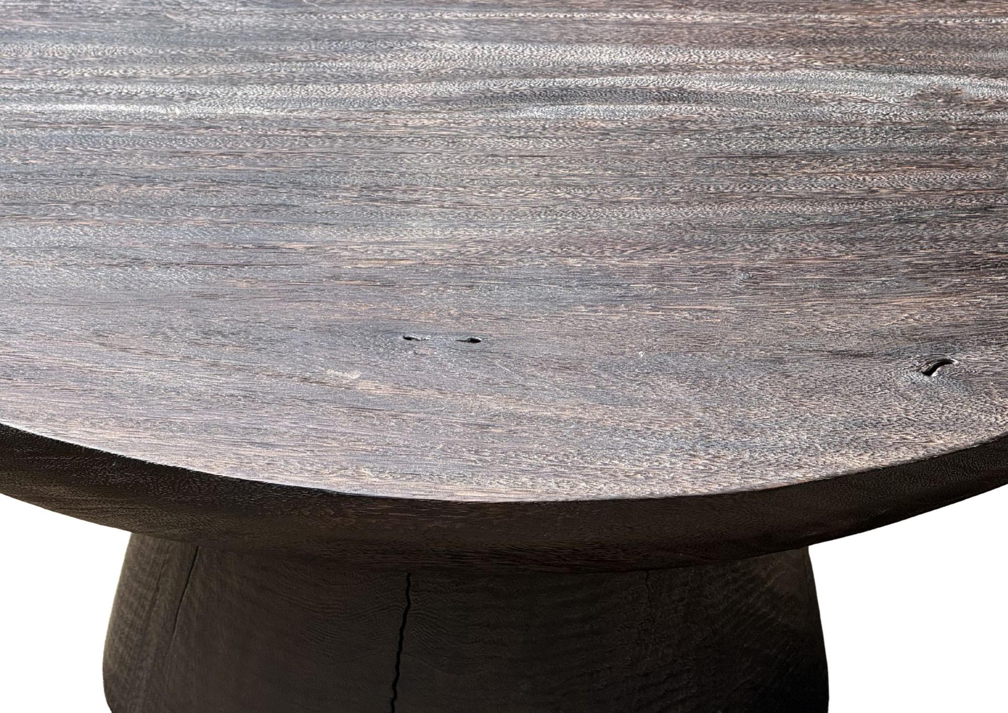 Runder Sofatisch aus massivem Birnenholz, modern, organisch, atemberaubend, Holzstrukturen, gebrannt (Indonesisch) im Angebot