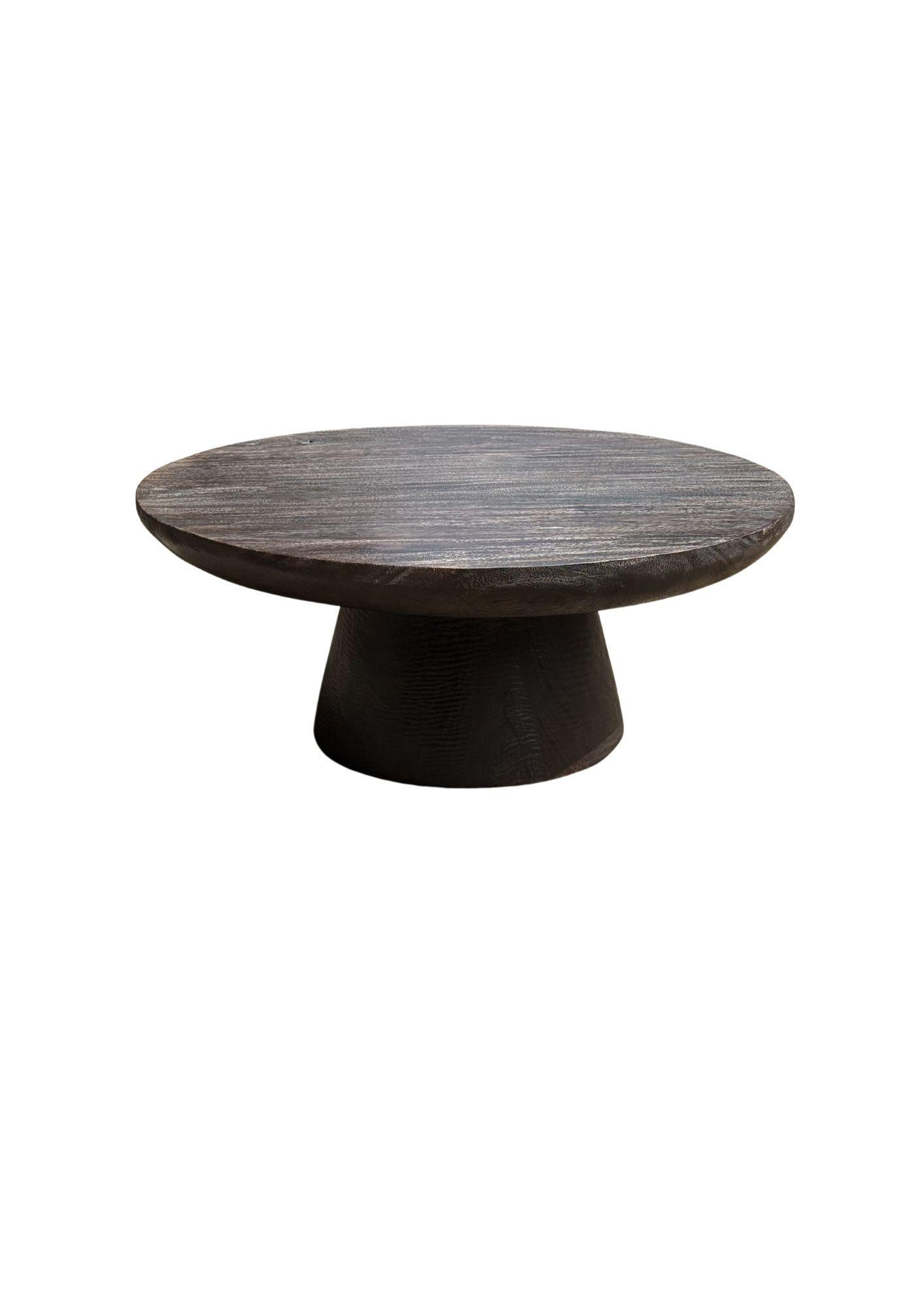 Runder Sofatisch aus massivem Birnenholz, modern, organisch, atemberaubend, Holzstrukturen, gebrannt (Handgefertigt) im Angebot