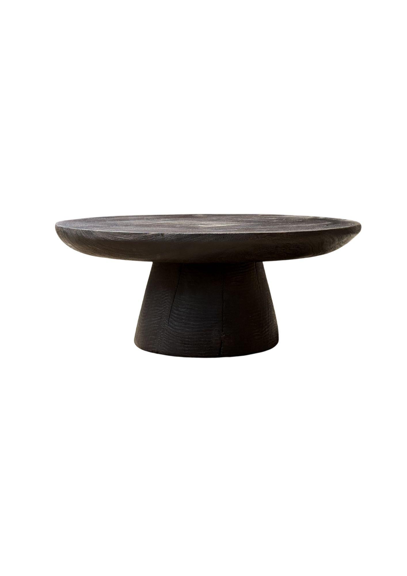 Runder Sofatisch aus massivem Birnenholz, modern, organisch, atemberaubend, Holzstrukturen, gebrannt im Zustand „Neu“ im Angebot in Jimbaran, Bali