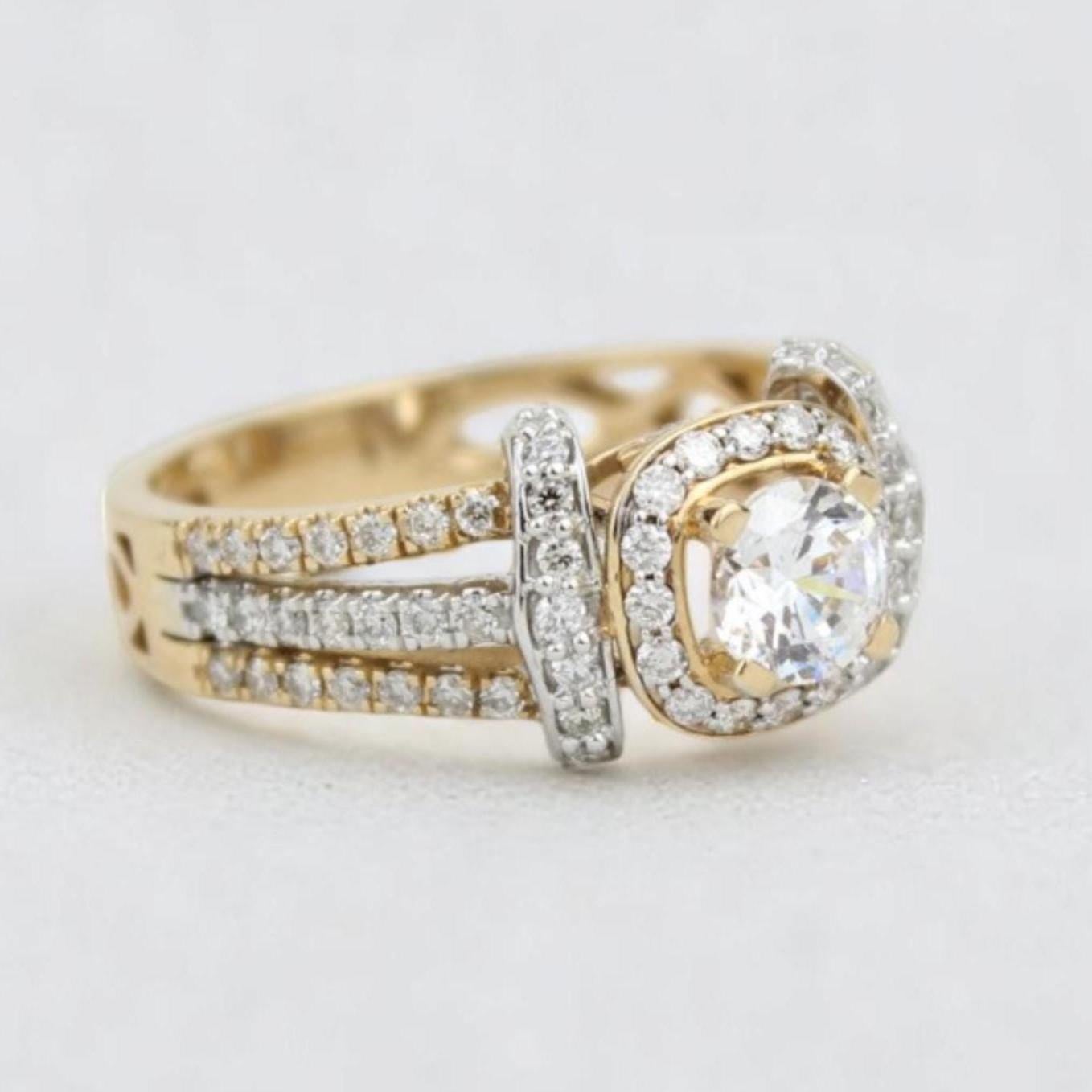 Round Solitaire Halo Natural Diamond Ring in 14k Solid Gold (Certified) Corte redondo en venta