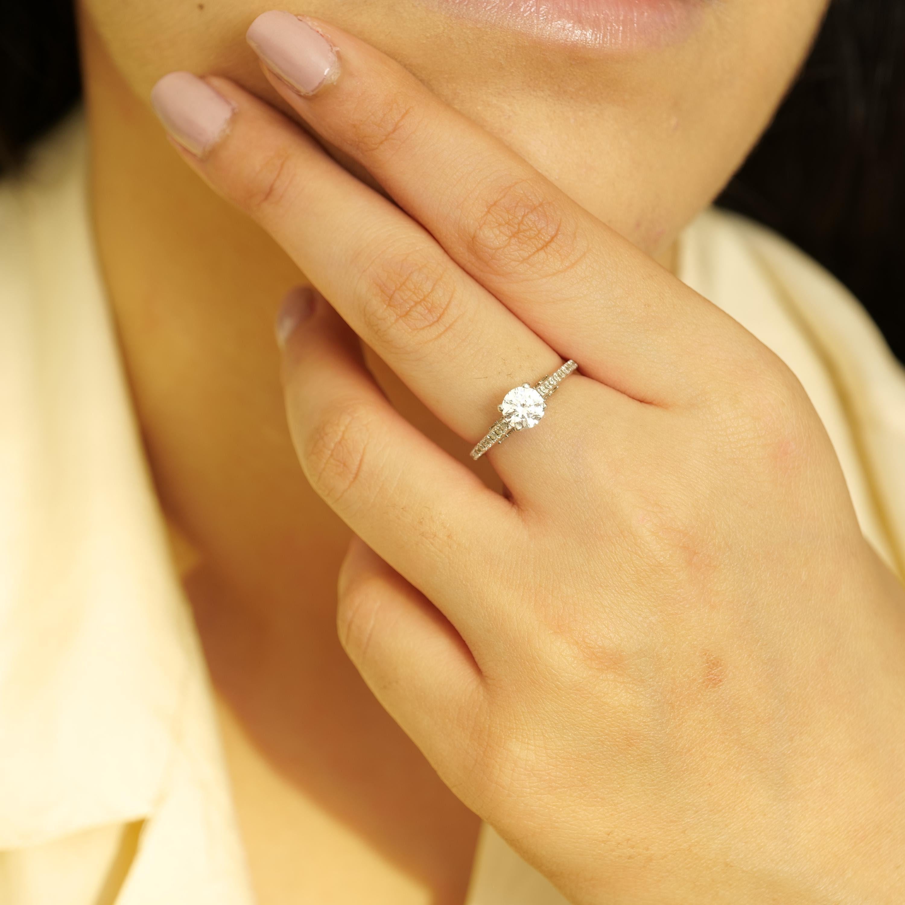 Art déco Bague de promesse en or massif 14K avec solitaire rond en diamant naturel (certifié) en vente