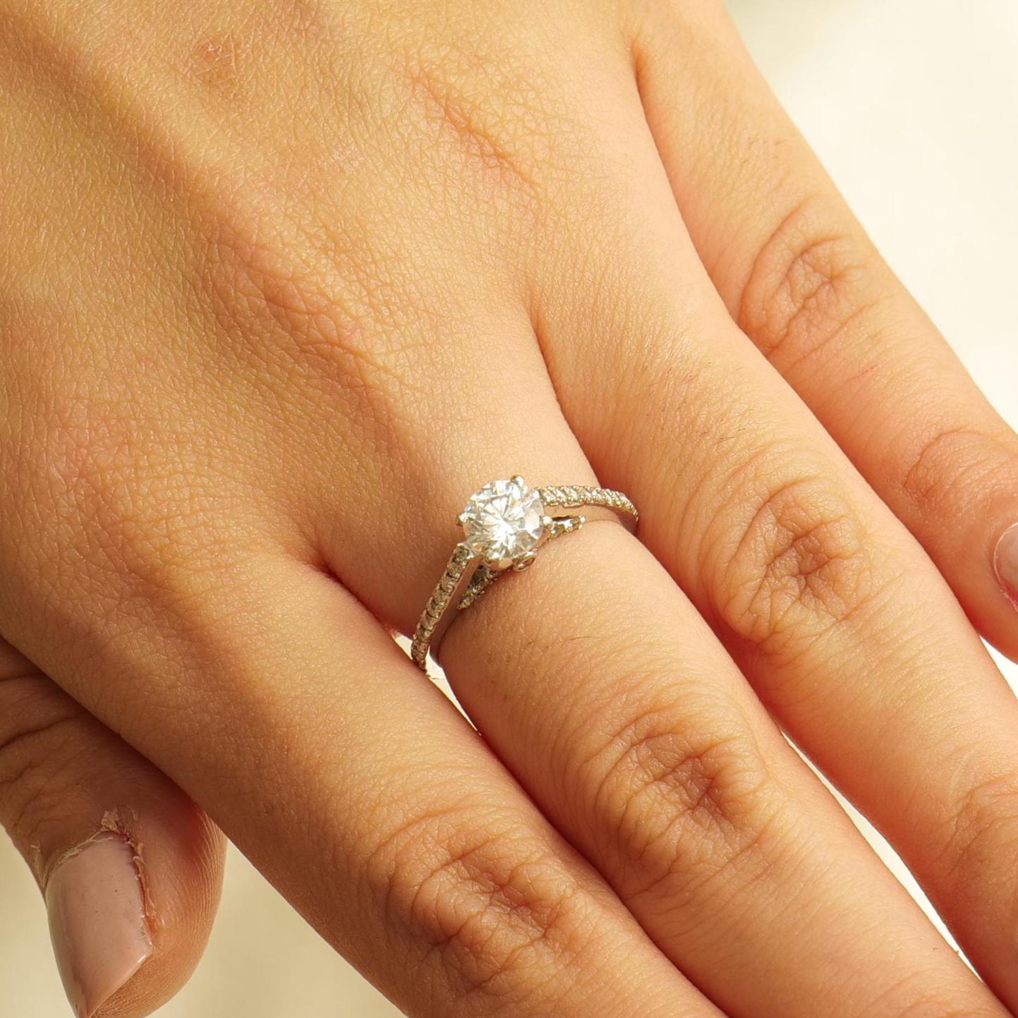 Taille ronde Bague de promesse en or massif 14K avec solitaire rond en diamant naturel (certifié) en vente