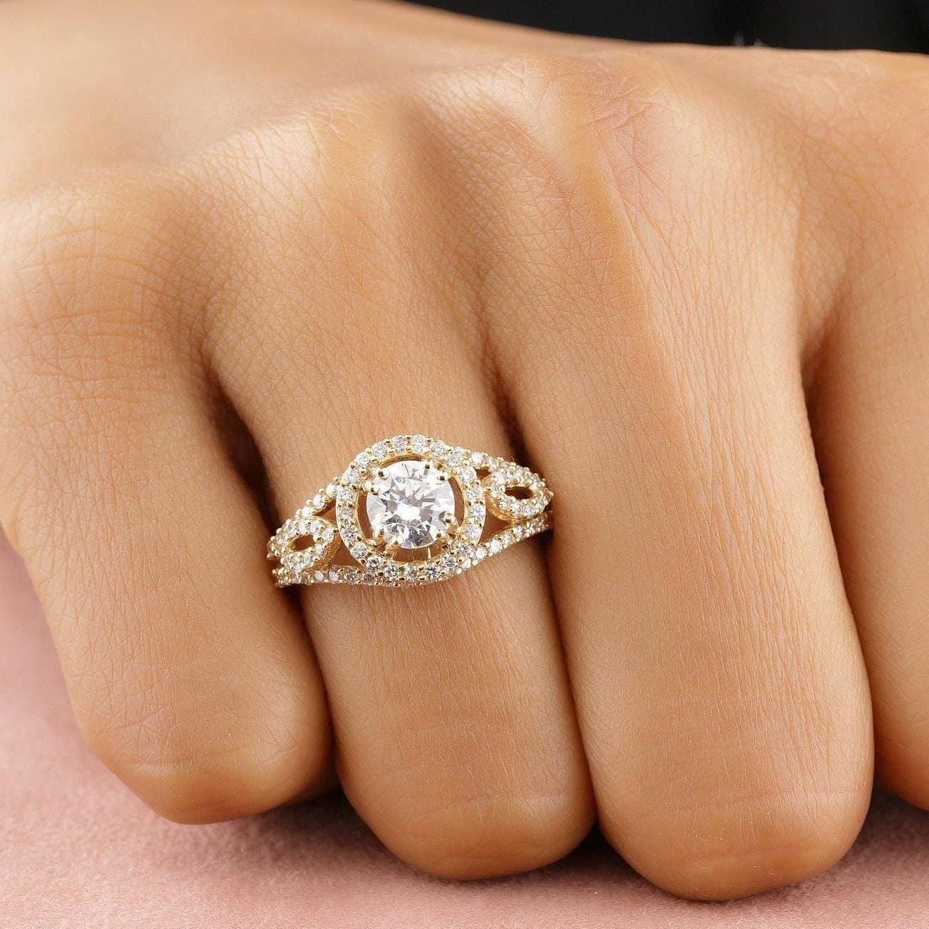 Art déco Alliance en or massif 14k avec solitaire rond en diamant naturel (certifié) en vente