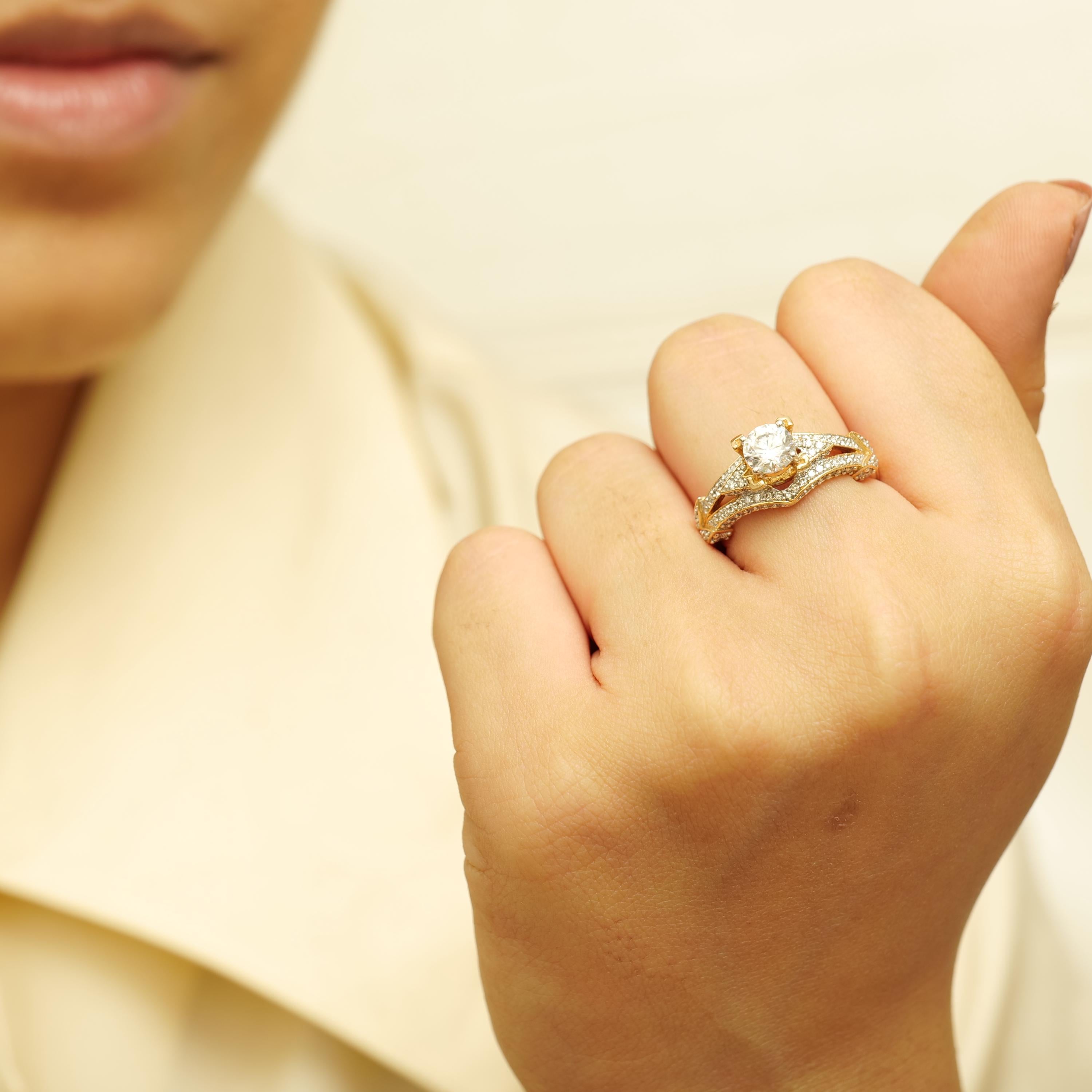 Taille ronde Alliance en or massif 14K avec solitaire rond en diamant naturel (certifié) en vente