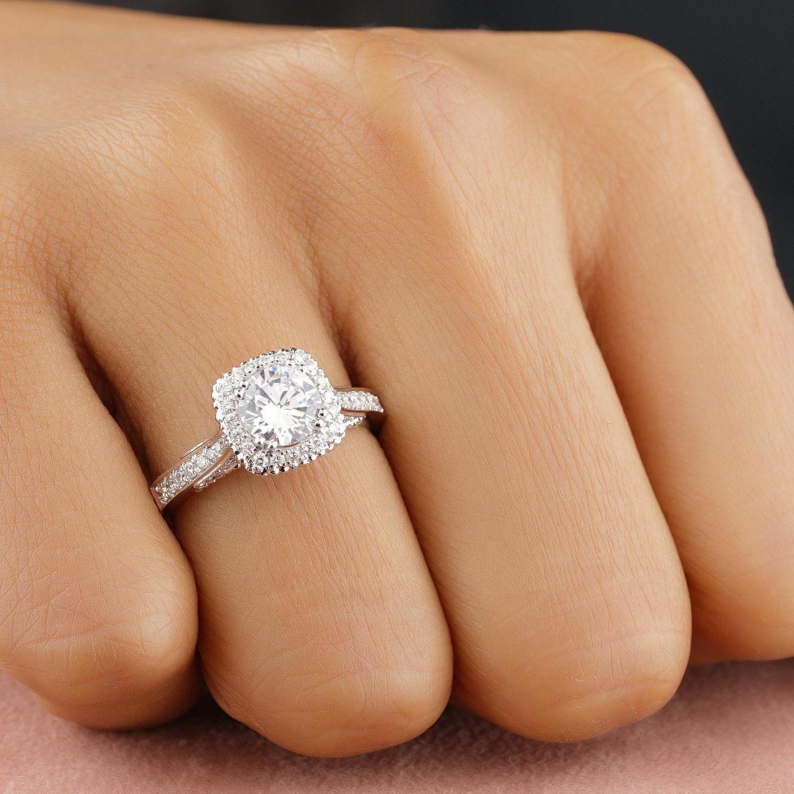 Anillo de diamantes naturales con halo cuadrado y solitario redondo en oro macizo de 14 quilates (certificado) Art Decó en venta