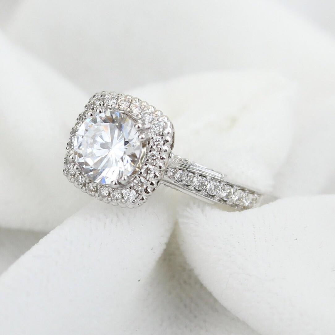 Anillo de diamantes naturales con halo cuadrado y solitario redondo en oro macizo de 14 quilates (certificado) Corte redondo en venta