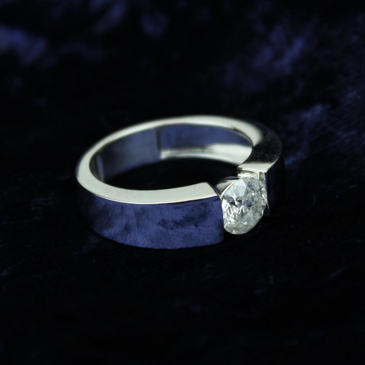 Round Solitaire Tension Set Diamond Men Ring in 14K Solid Gold (Certified) In New Condition For Sale In New Delhi, DL