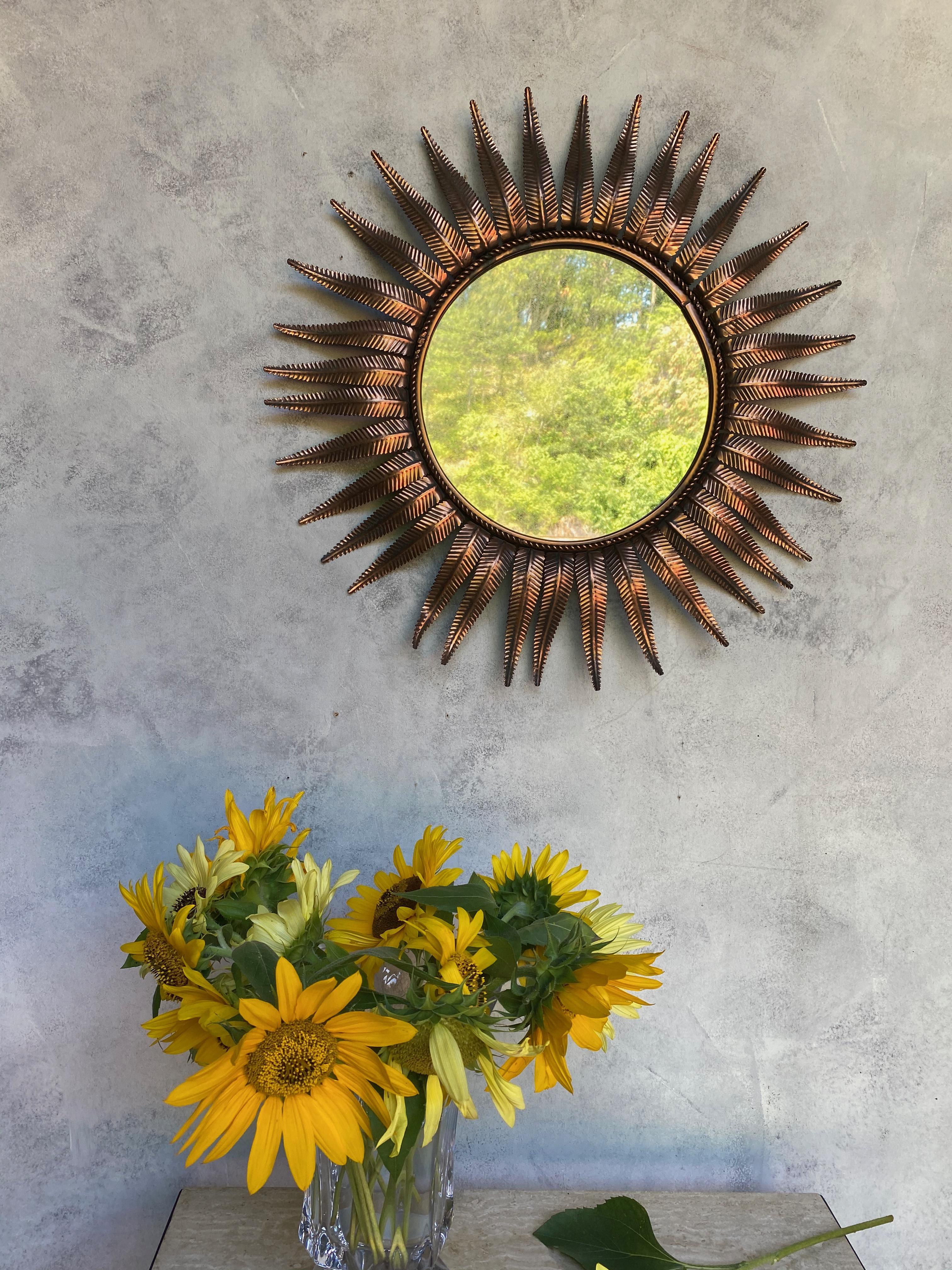 Cuivre Miroir rond espagnol Sunburst en métal cuivré avec cadre à feuilles de fougère en vente