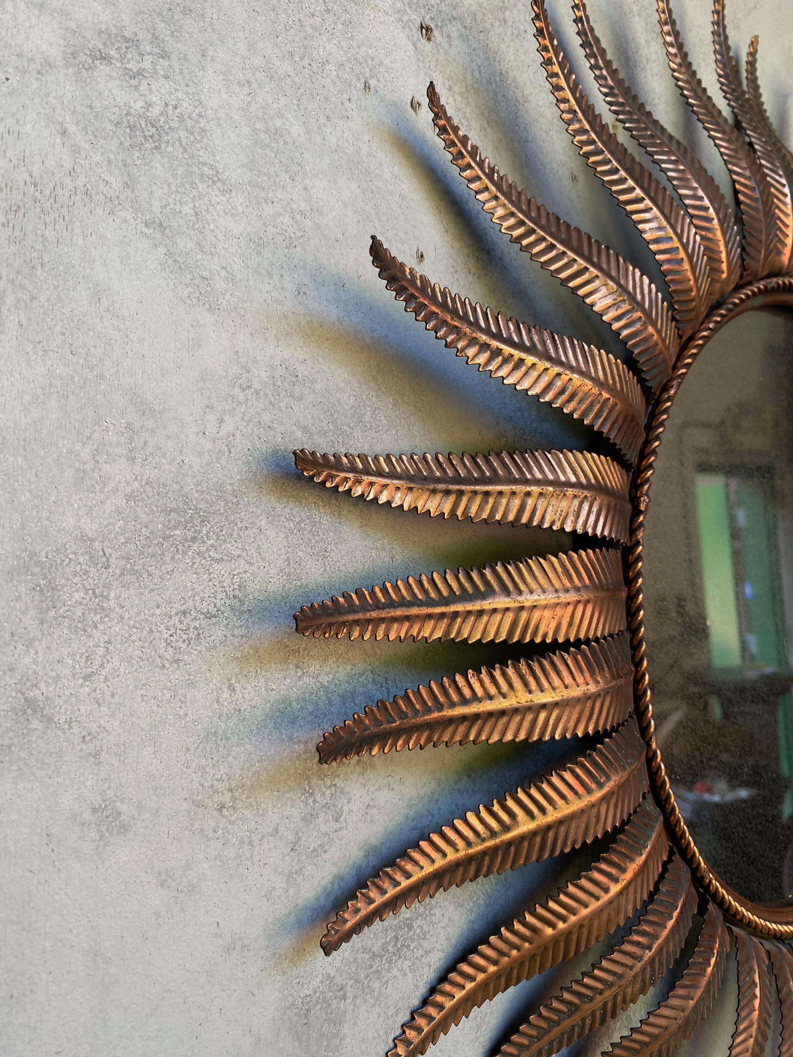 Miroir rond espagnol Sunburst en métal cuivré avec cadre à feuilles de fougère Bon état - En vente à Buchanan, NY