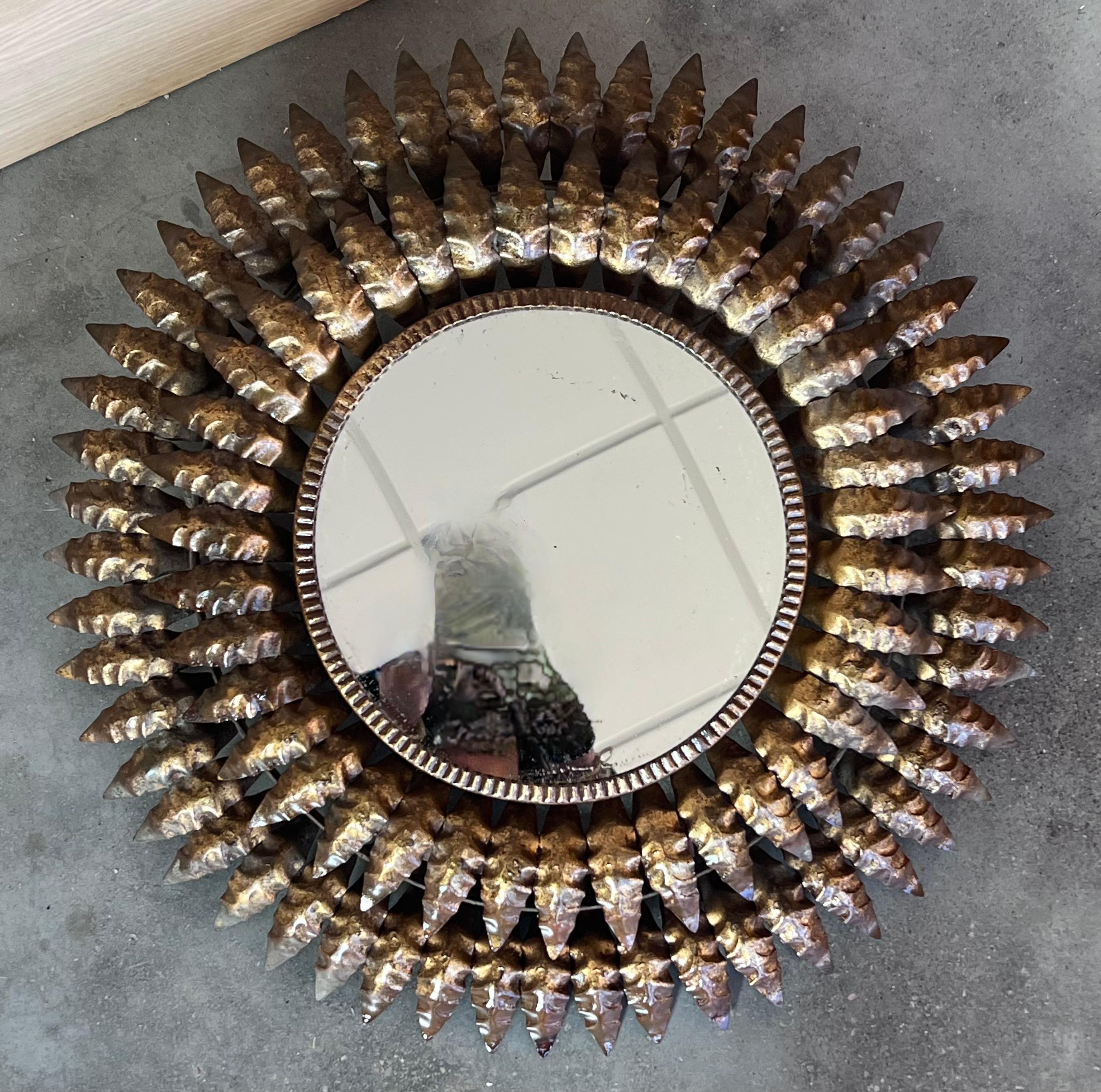 Mid-Century moderno Specchio rotondo in metallo dorato a raggiera in vendita