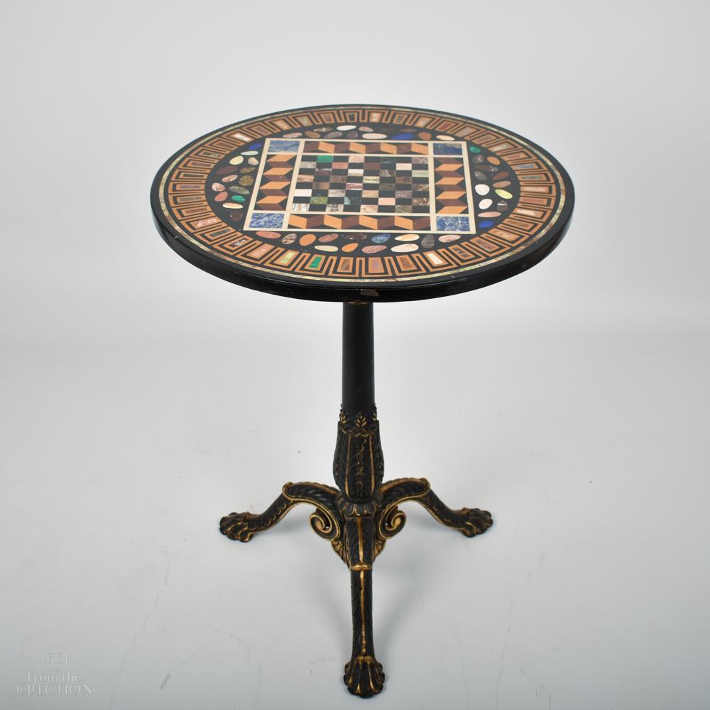 Metallbasierter runder Spieltisch mit Intarsien