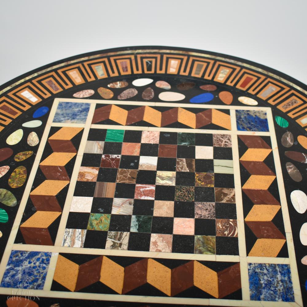 Table de jeu circulaire incrustée à base de métal Bon état - En vente à Lincoln, GB