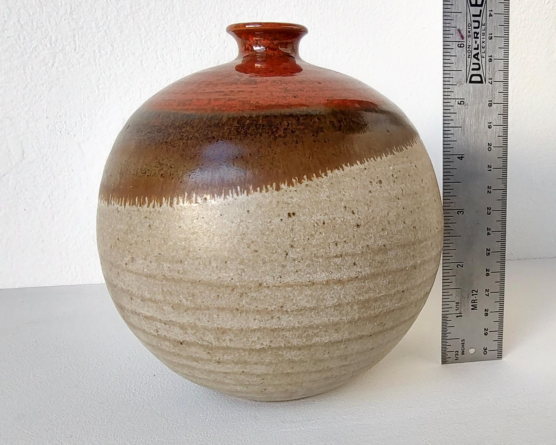 Runde kugelförmige Keramikvase aus Steingut im Angebot 2