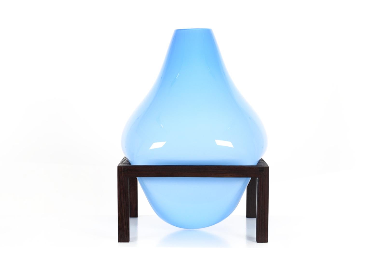 Round square blue bubble vase by Studio Thier & van Daalen
Dimensions: W 30 x D 30 x H 35cm
Materials: Wood, Glass

When blowing soap bubbles in the air Iris & Ruben had the dream to capture these temporary beauties in a tendril frame. The