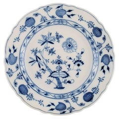 Round Stadt Meissen Blue Onion Serving Dish in Hand-Painted Porcelain