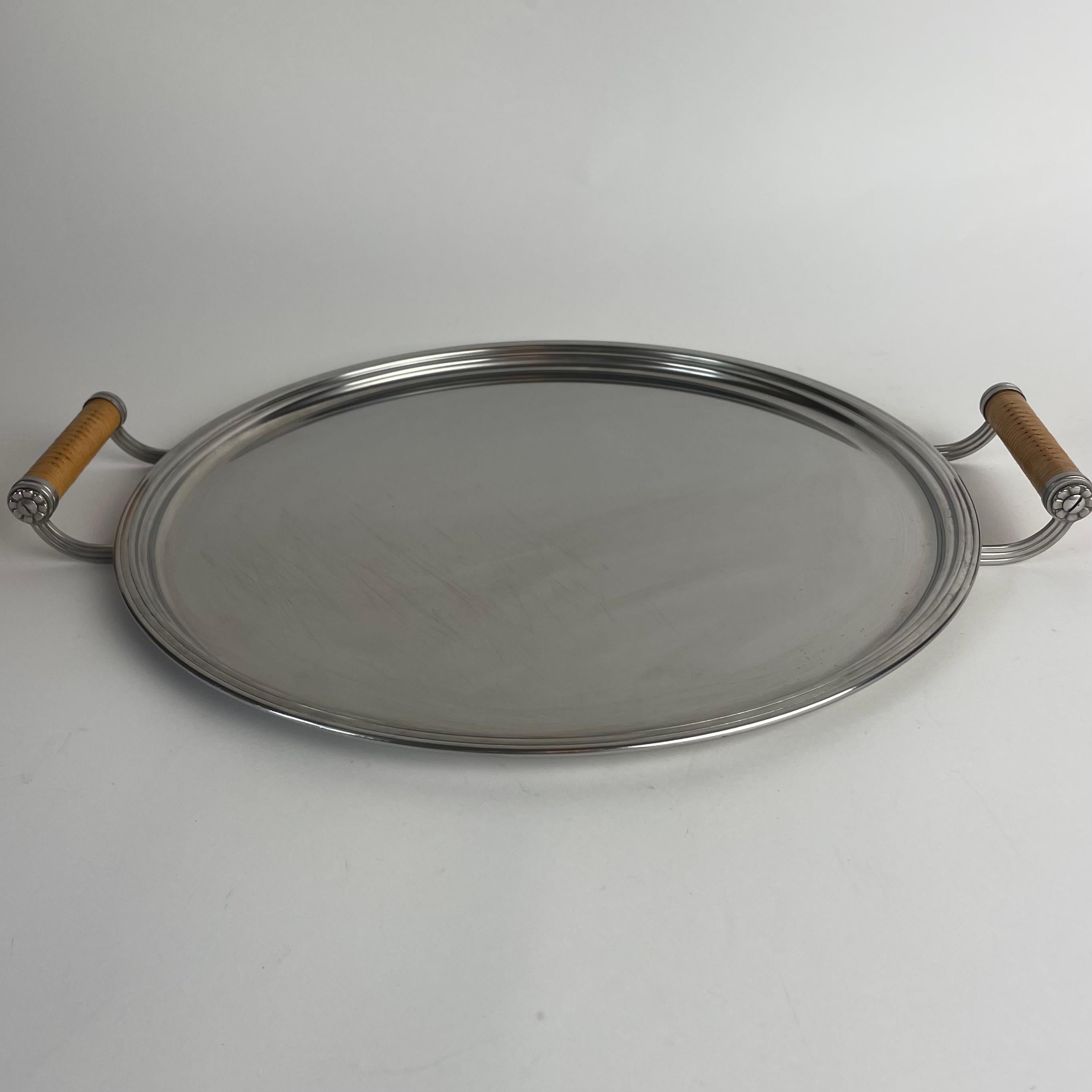 
Round Stainless Steel Tray by Folke Arström for Gense, Sweden, 1940s

Elegant and functional round tray designed by renowned Swedish designer Folke Arström (1907–1997) for Gense in Eskilstuna, Sweden, during the 1940s. This piece combines clean