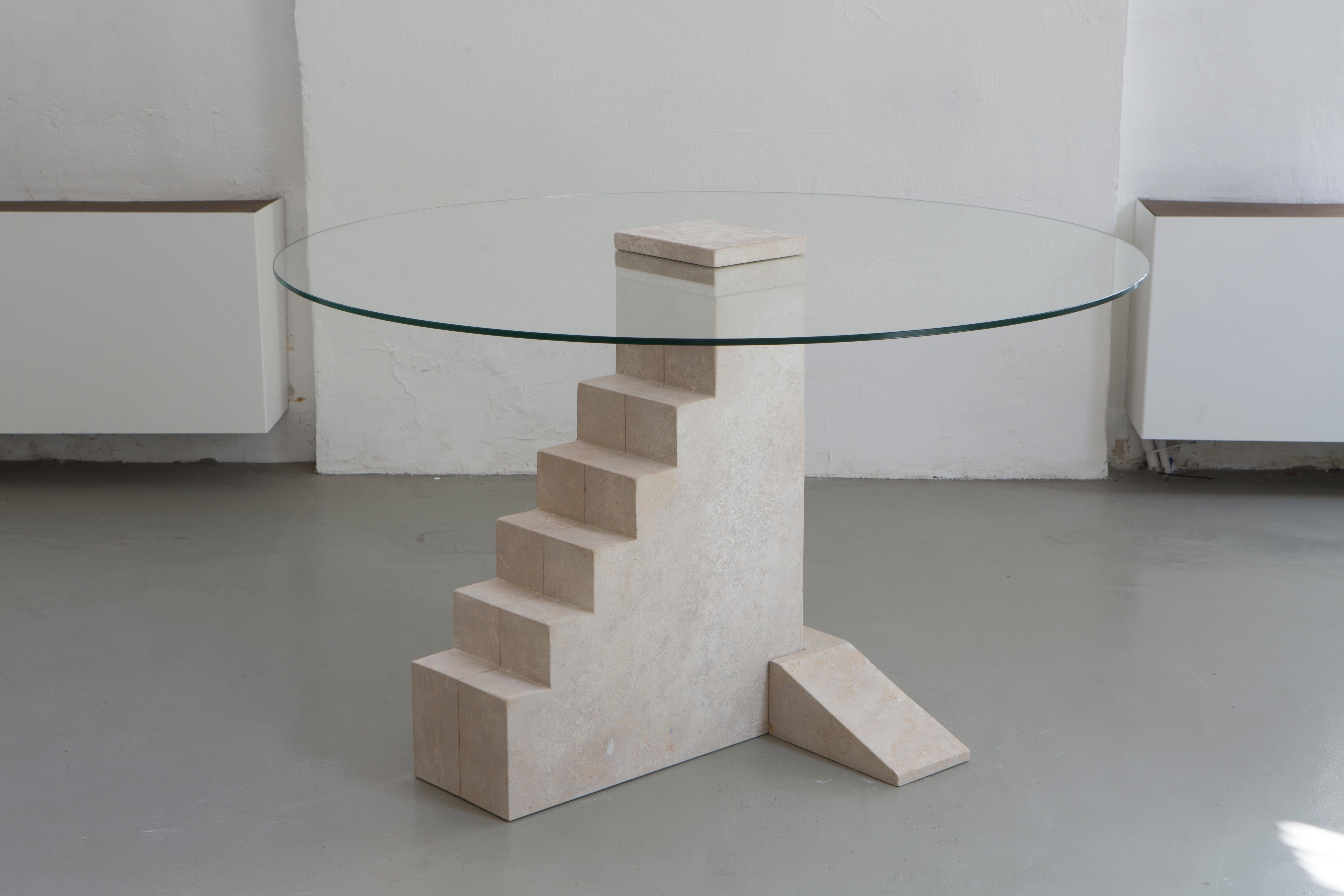 Round Staircase Table, French Limestone, Hand-Sculpted, Rooms im Zustand „Neu“ in Geneve, CH