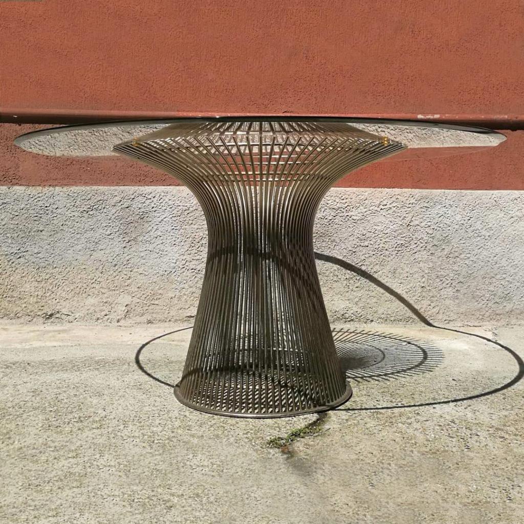 Round steel and glass top, dining table by Warren Platner for Knoll, 20th Century.
Dining table designed by Warren Platner edited by Knoll, composed of a steel structure with welded rods creating curved shapes and circular glass top, USA, 20th