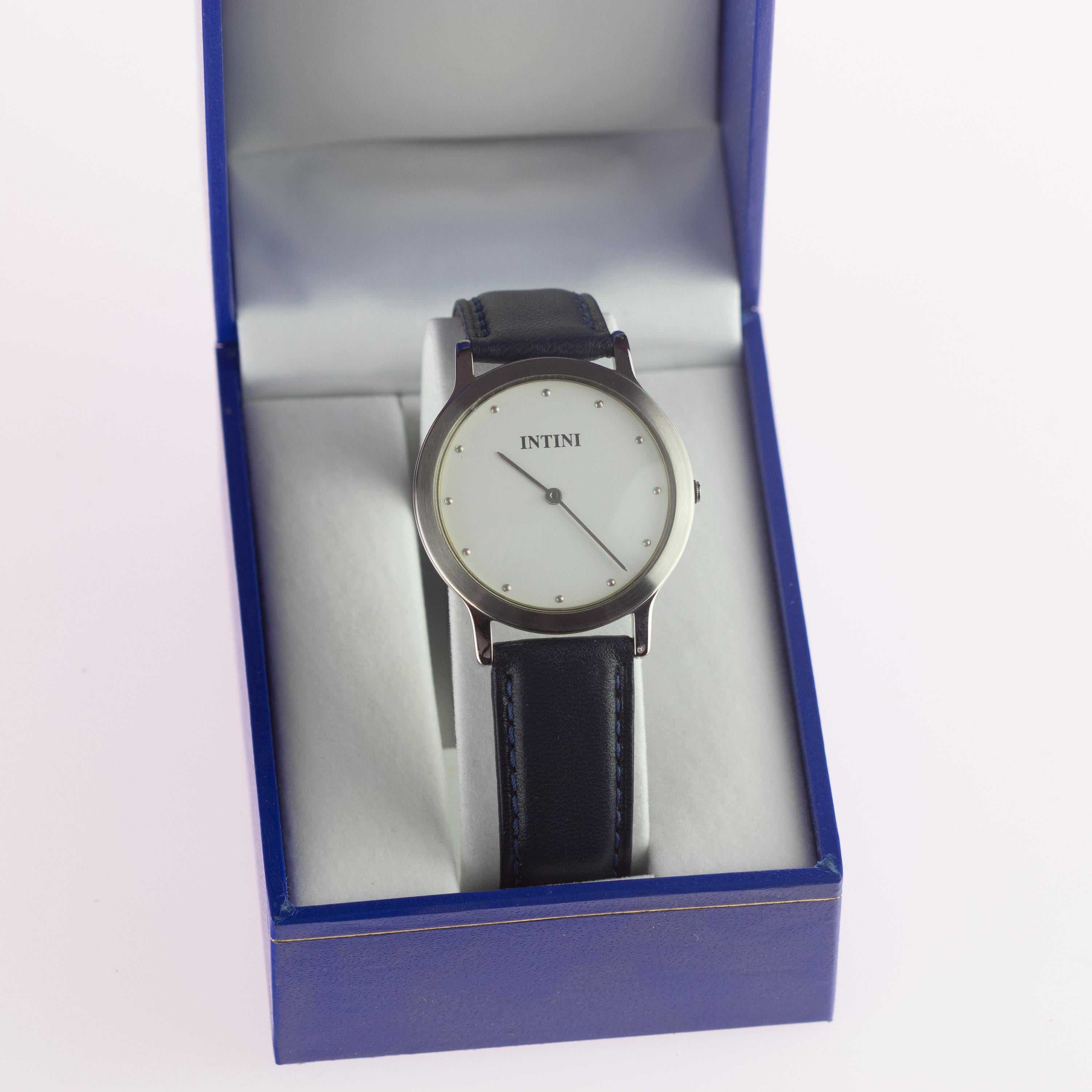 Diese moderne und atemberaubende Handgelenkuhr hat ein klassisches Design und wird Ihnen helfen, immer pünktlich zu sein mit einem stilvollen Look. Sie ist mit einem neuen dunkelblauen Lederband mit dunkelblauen Nähten ausgestattet, die einen