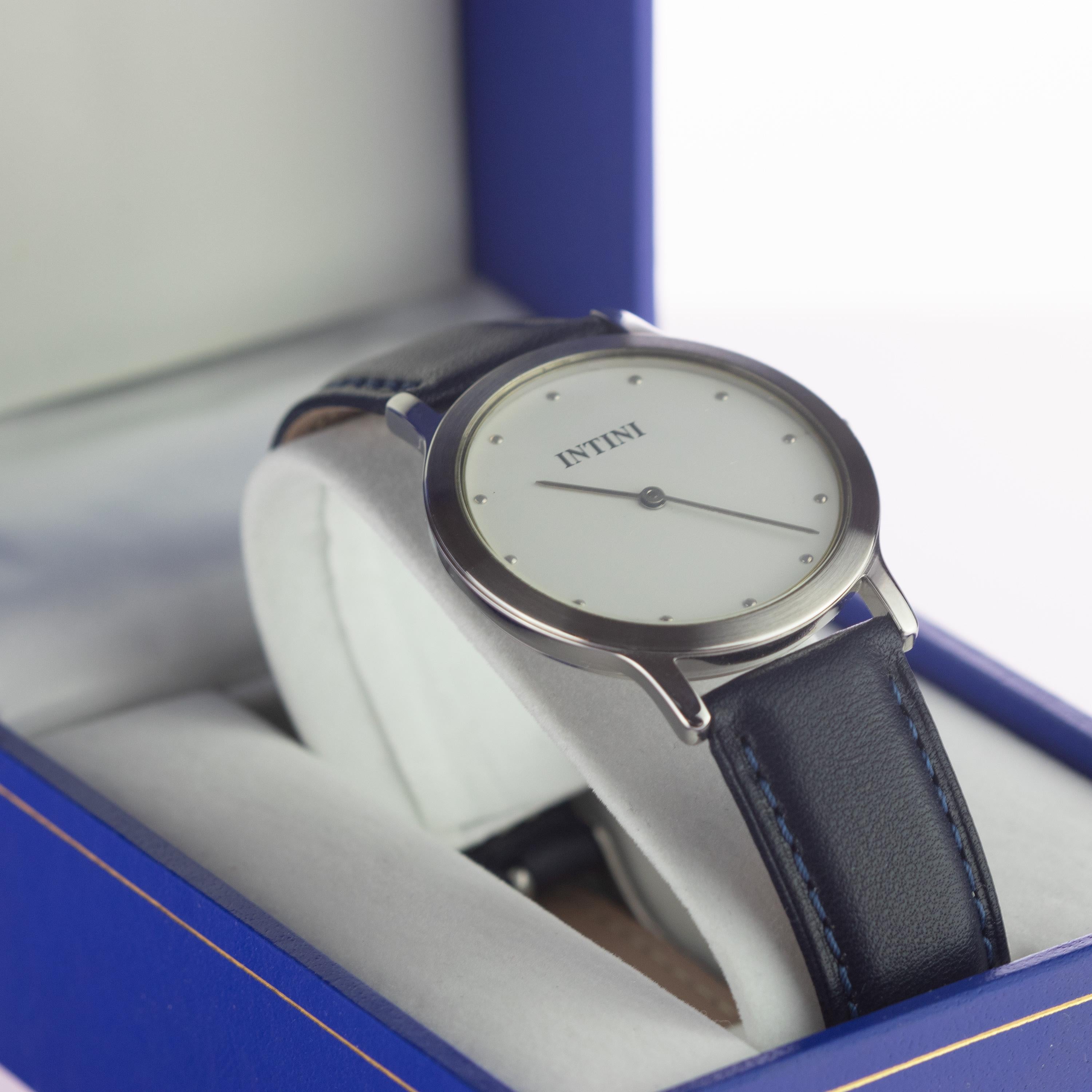 Klassische Uhr mit runden Uhrwerken aus Stahl und Quarz in Dunkelblau mit Ledersamen (Künstler*in) im Angebot