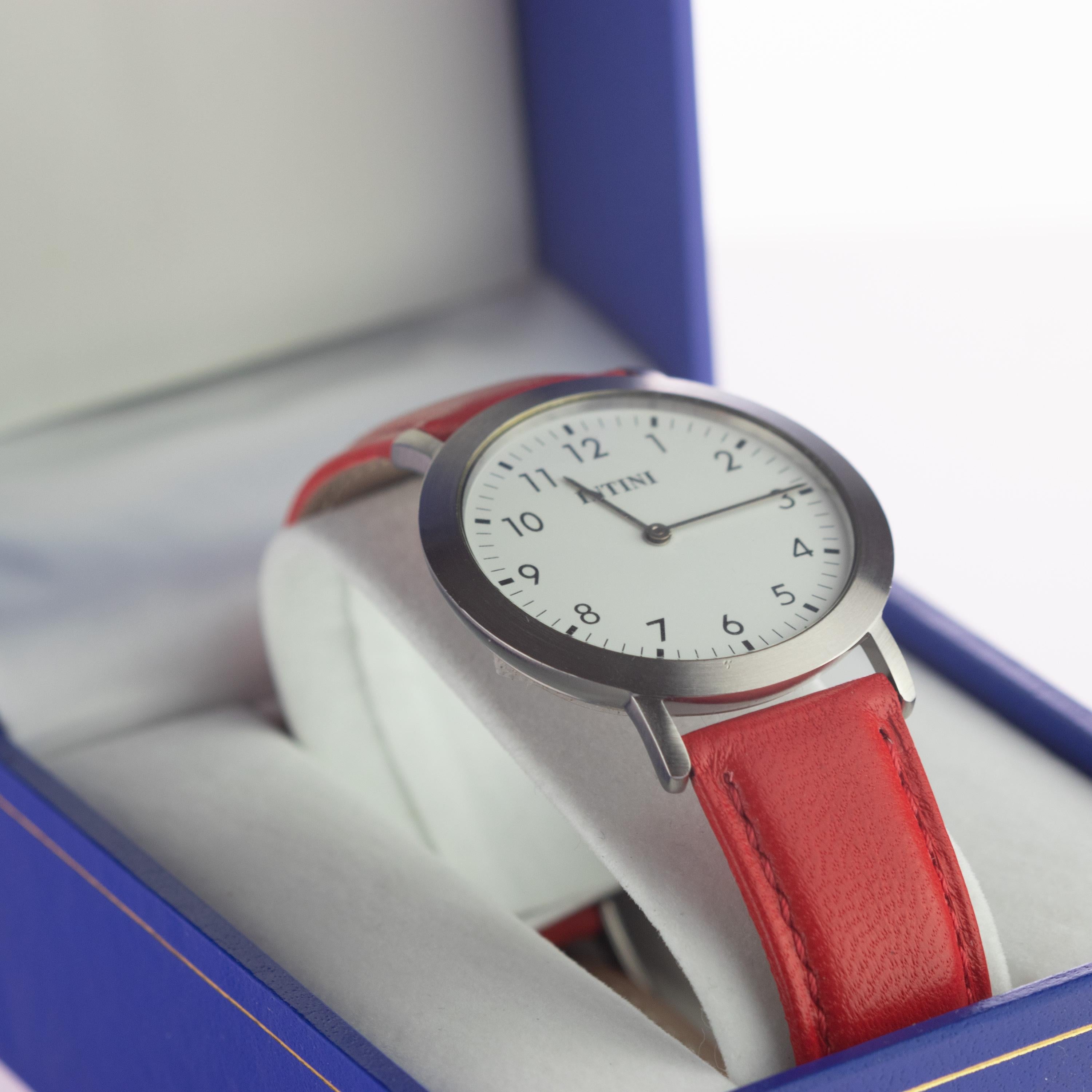 Este reloj de pulsera vintage e impresionante tiene un diseño clásico y te ayudará a estar siempre a tiempo con un aspecto elegante. Lleva una nueva correa de cuero rojo con costuras rojas que crean un estilo a la moda. Un reloj de cuerda de cristal