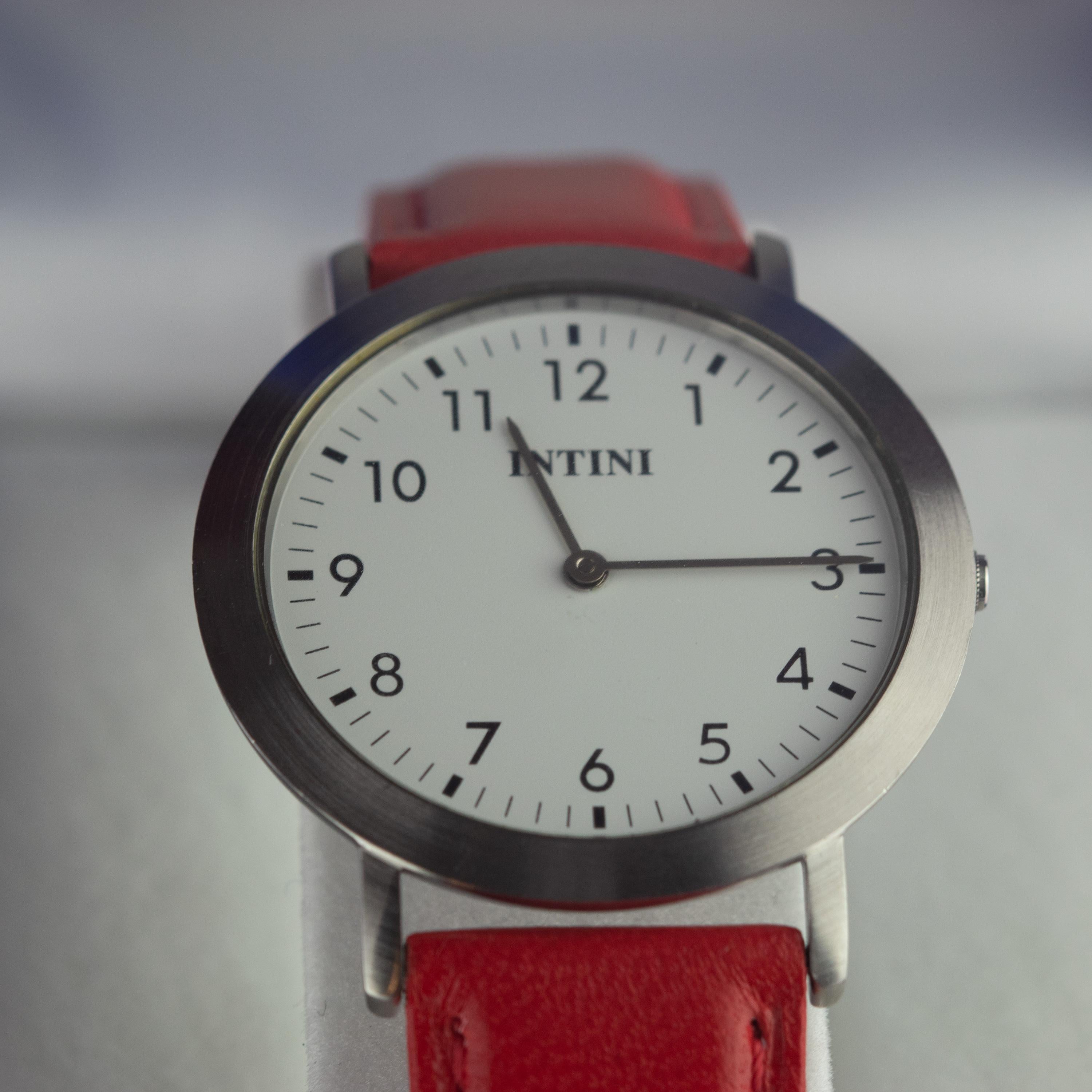 Femenino o masculino Reloj de pulsera vintage manual redondo de acero con movimiento de cuarzo costuras de cuero rojo en venta