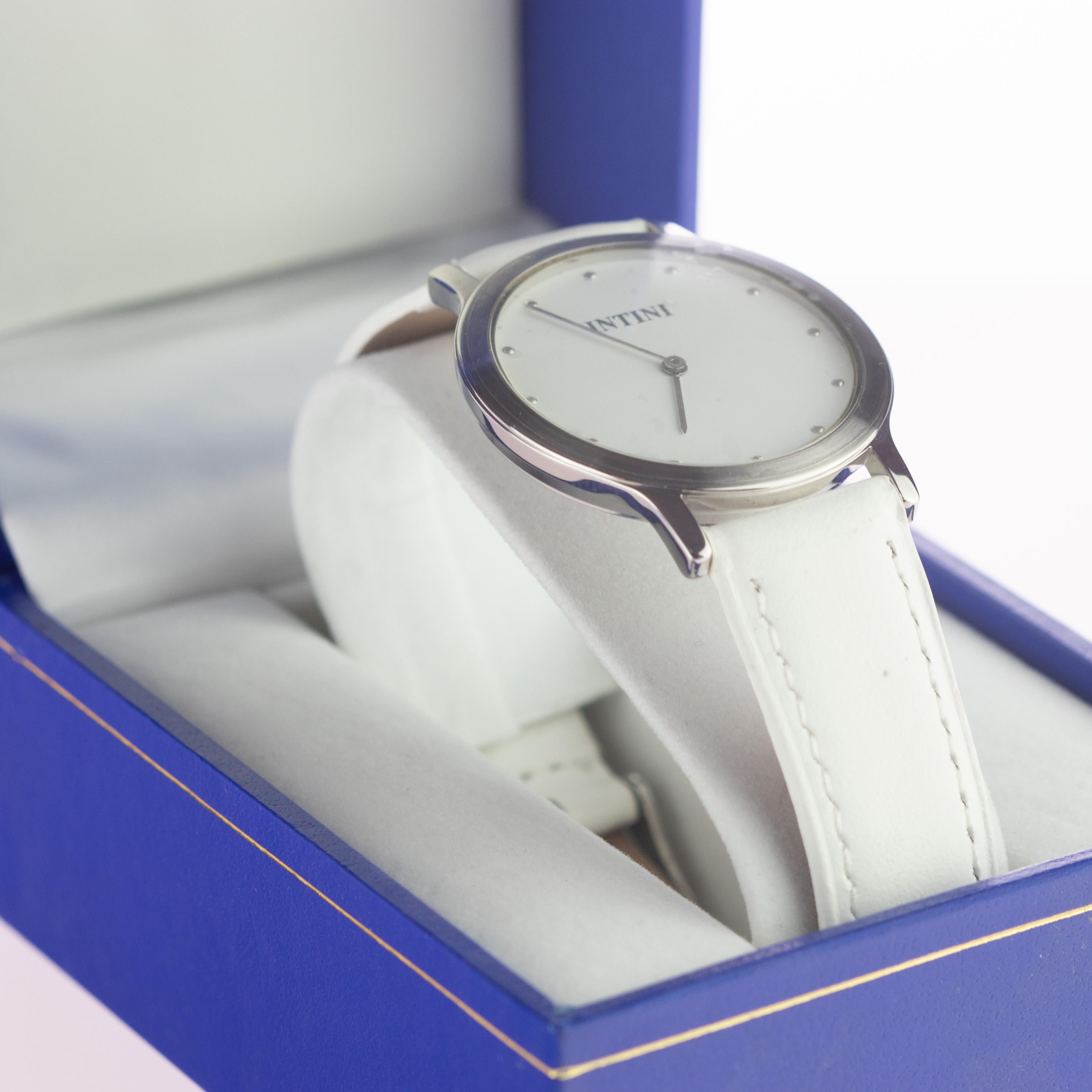 Artiste Montre-bracelet vintage manuelle ronde à mouvements à quartz en acier et coutures en cuir blanc en vente