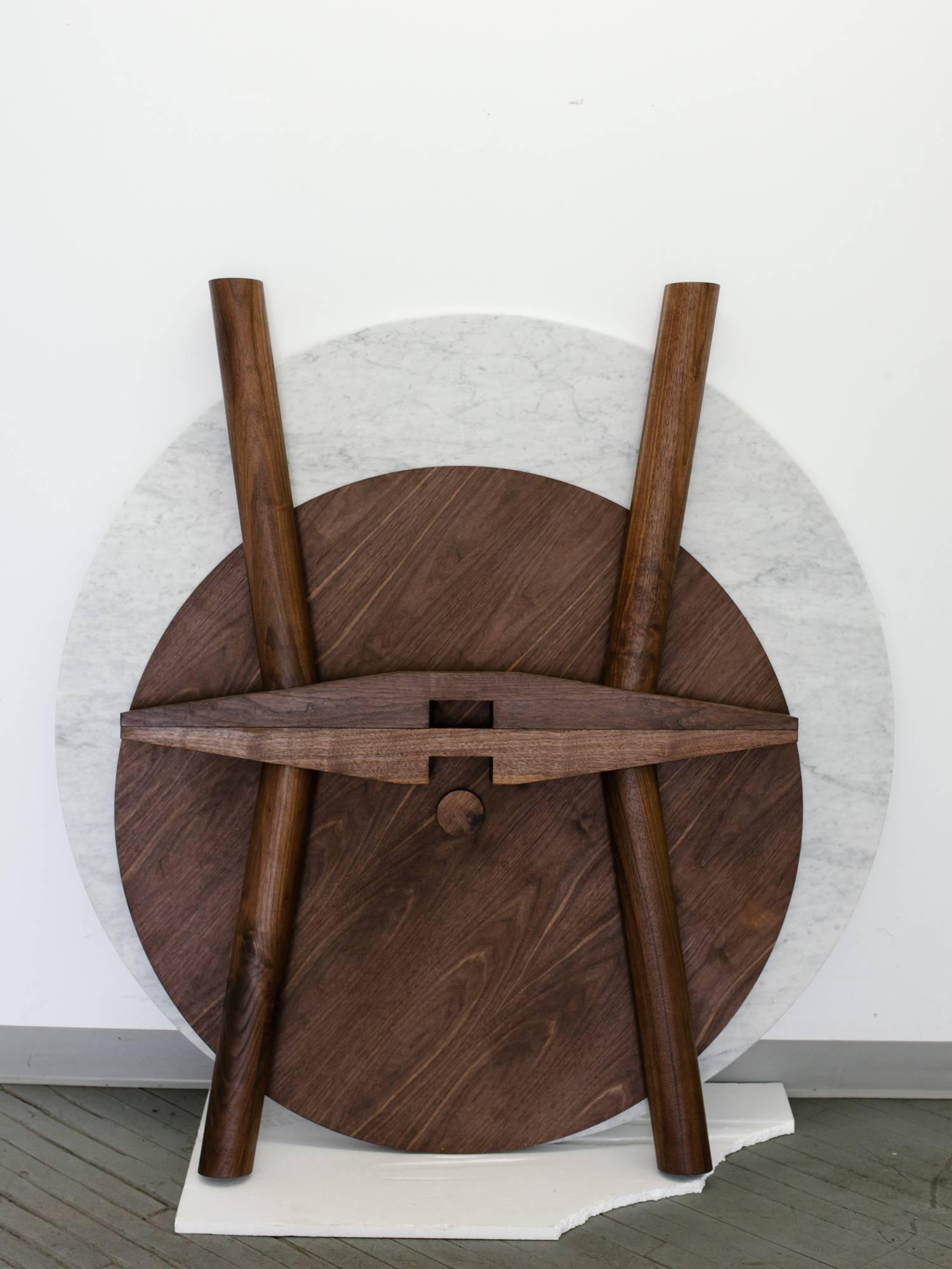 Mesa de comedor redonda con columna de piedra en mármol y madera de roble blanco by Fort Standard en venta 3