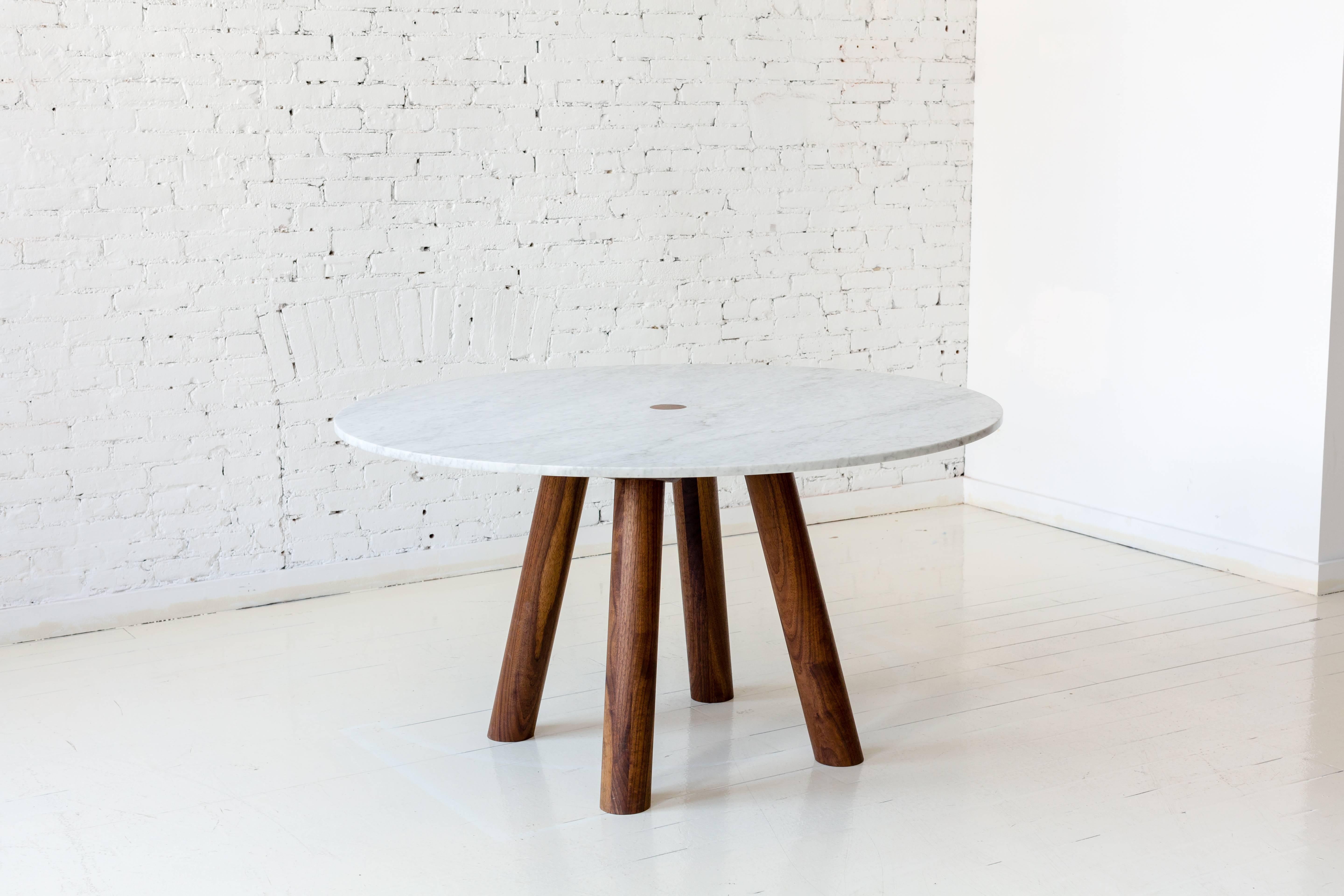 Mesa de comedor redonda con columna de piedra en mármol y madera de roble blanco by Fort Standard Siglo XXI y contemporáneo en venta