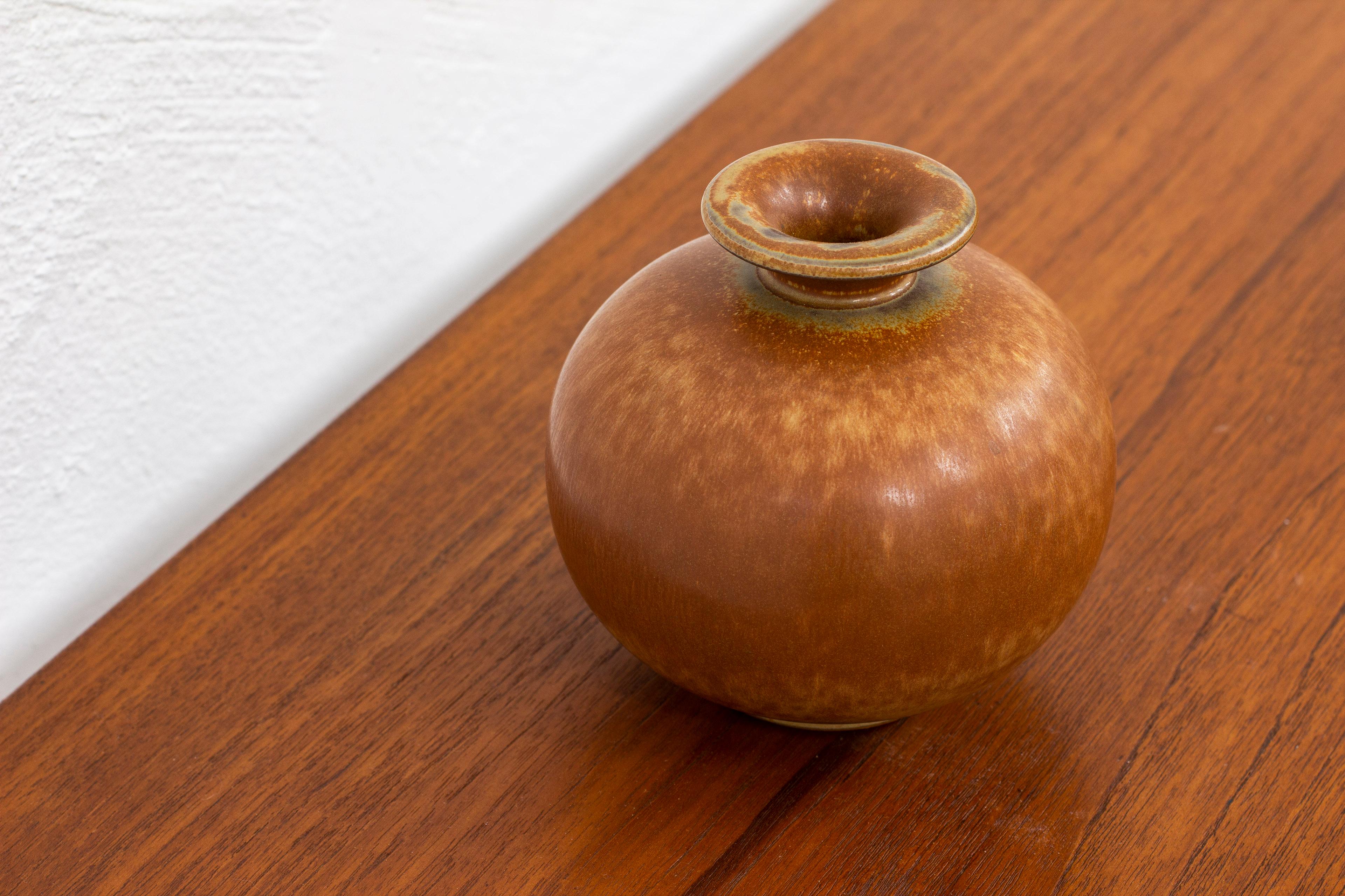 Round Stoneware Vase by Gunnar Nylund, Sweden, 1940s In Good Condition For Sale In Hägersten, SE