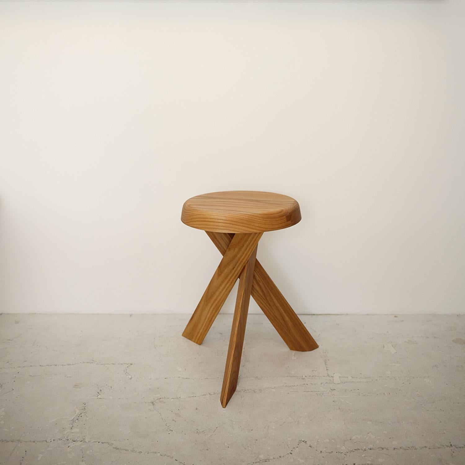 S31 is the second in a series of stools designed by Pierre Chapot in 1974. The stool's most striking feature is its base structure, which consists of three legs that converge to form a solid and stable base, even when a person's weight is placed on